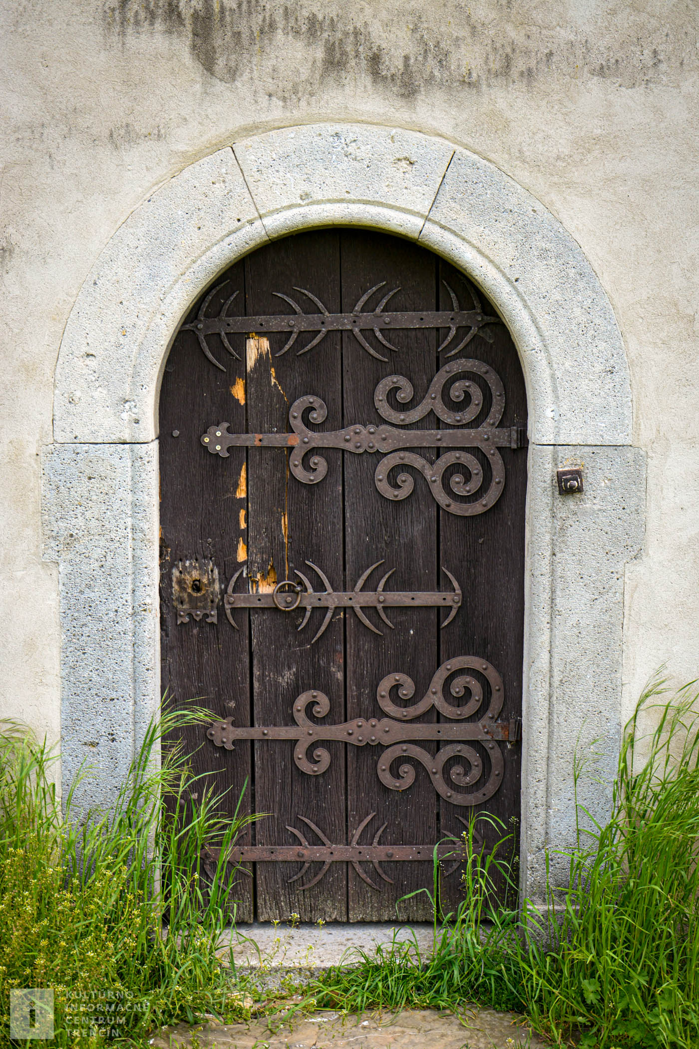Vstupné dvere do kostolíka/Entrance to the church