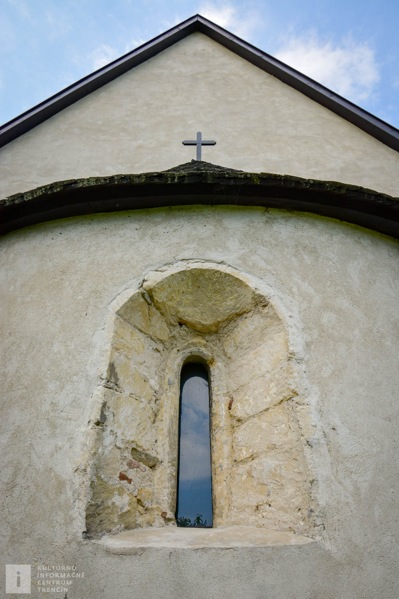 Pohľad na apsidu románskeho kostolíka sv. Jána Krstiteľa v Pomínocxi