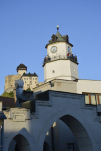 Mestská veža s hradom v pozadí