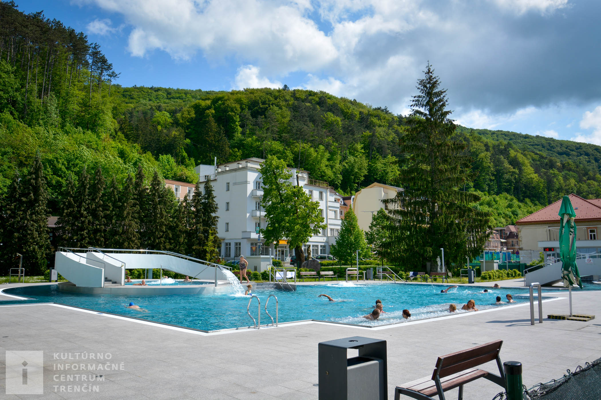 Bazén Grand v Trenčianskych Tepliciach nájdete priamo v centre mesta.