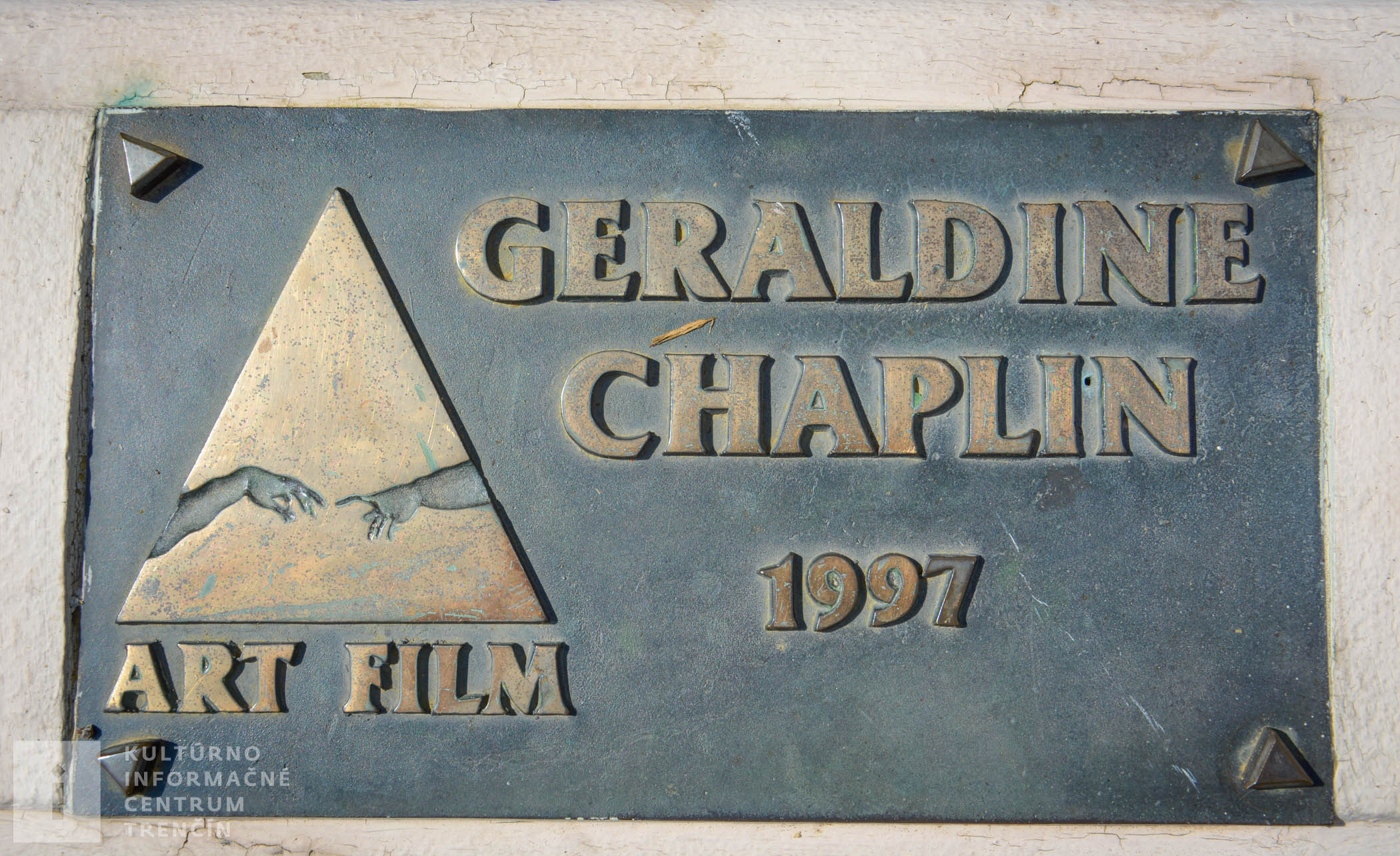 Aj herečka Geraldine Chaplin navštívila v roku 1997 Art Film (filmový festival) v Trenčianskych Tepliciach.