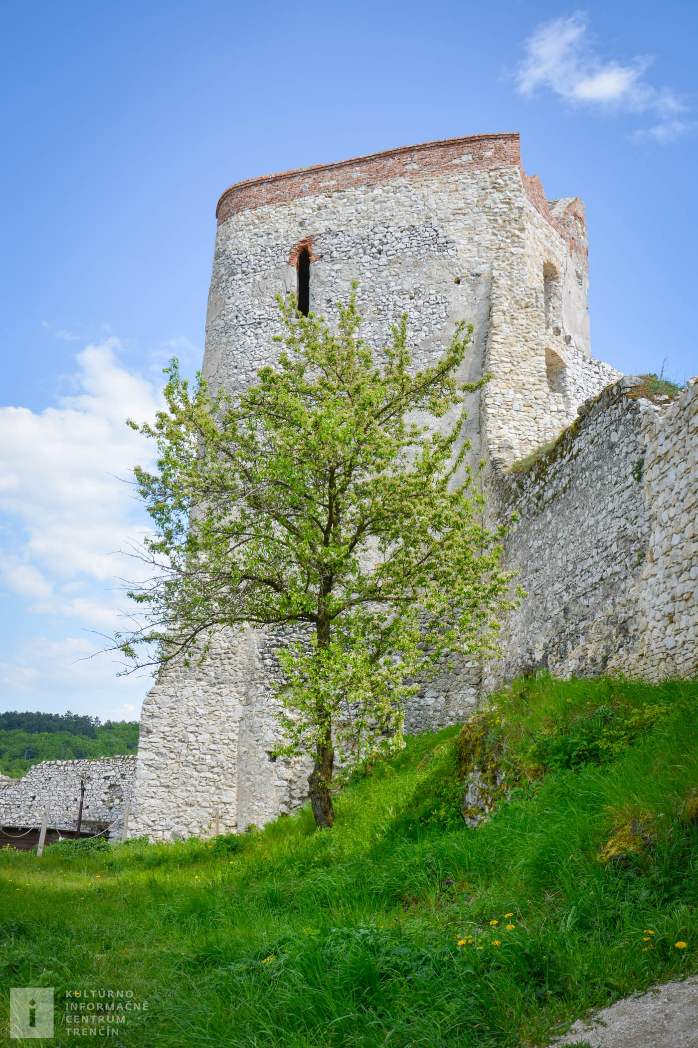 Podkovitá veža s kaplnkou na Čachtickom hrade