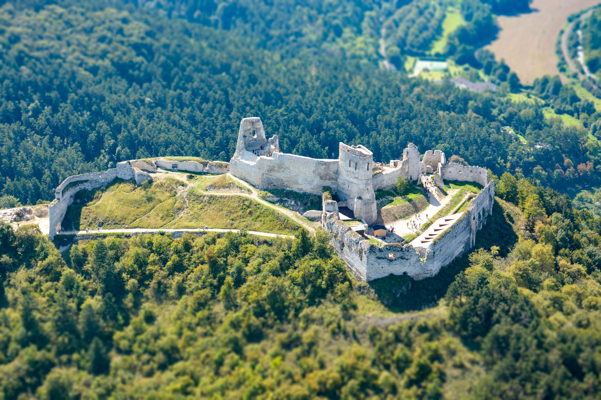 Čachtický hrad je stredoveký kráľovský kamenný hrad