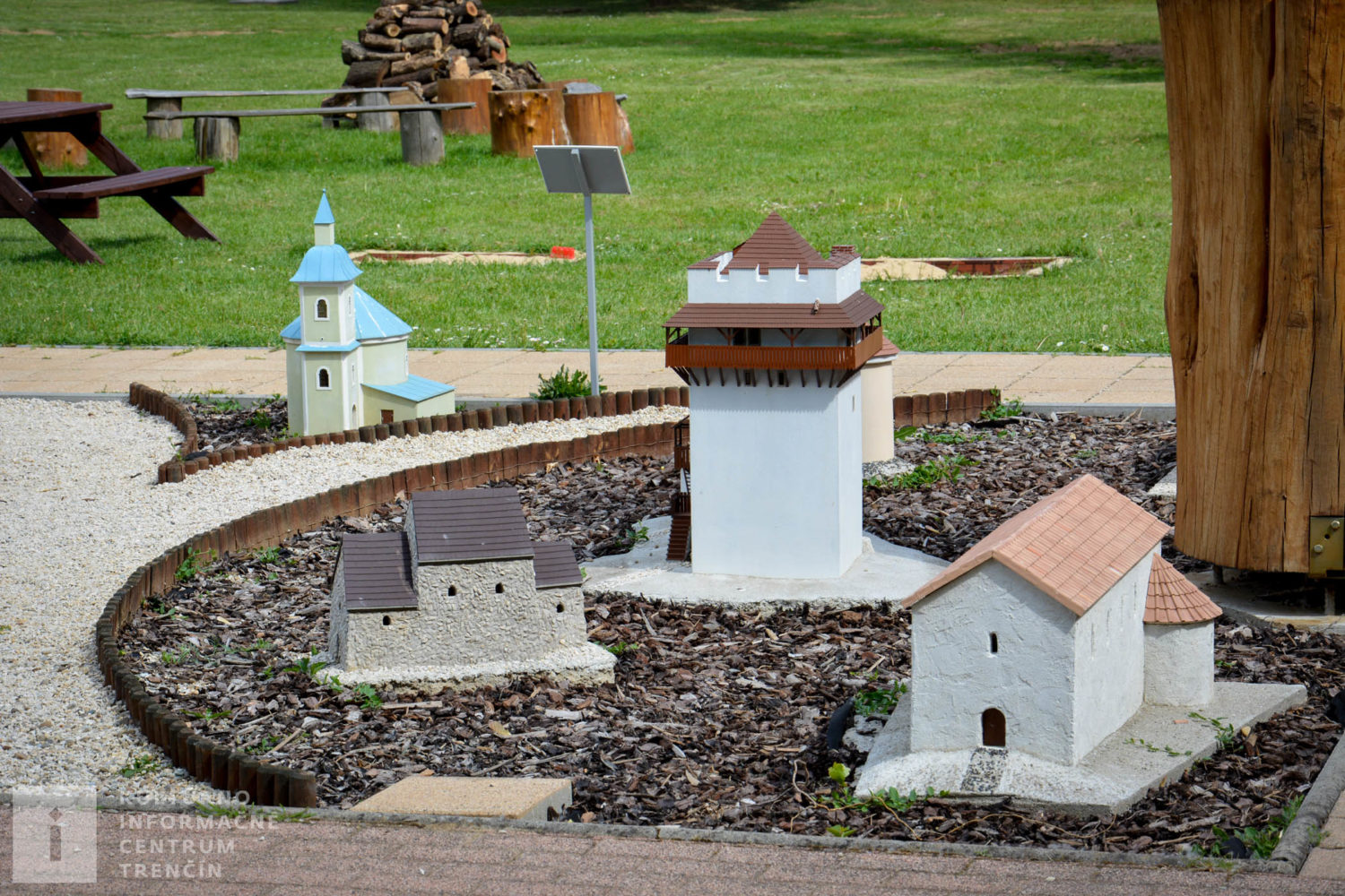 Modely kostolíkov a rotundy na Trenčianskom hrade a Veľkomoravského kostola na Devíne