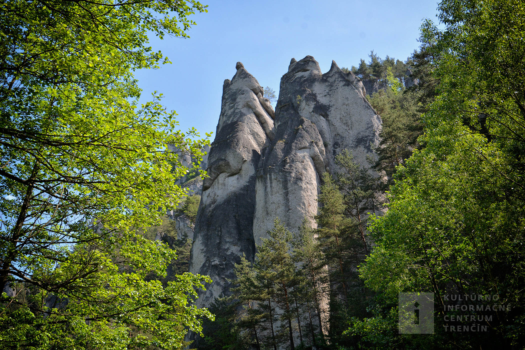 Súľovské skaly sa nachádzajú cca 10 km od mesta Bytče.