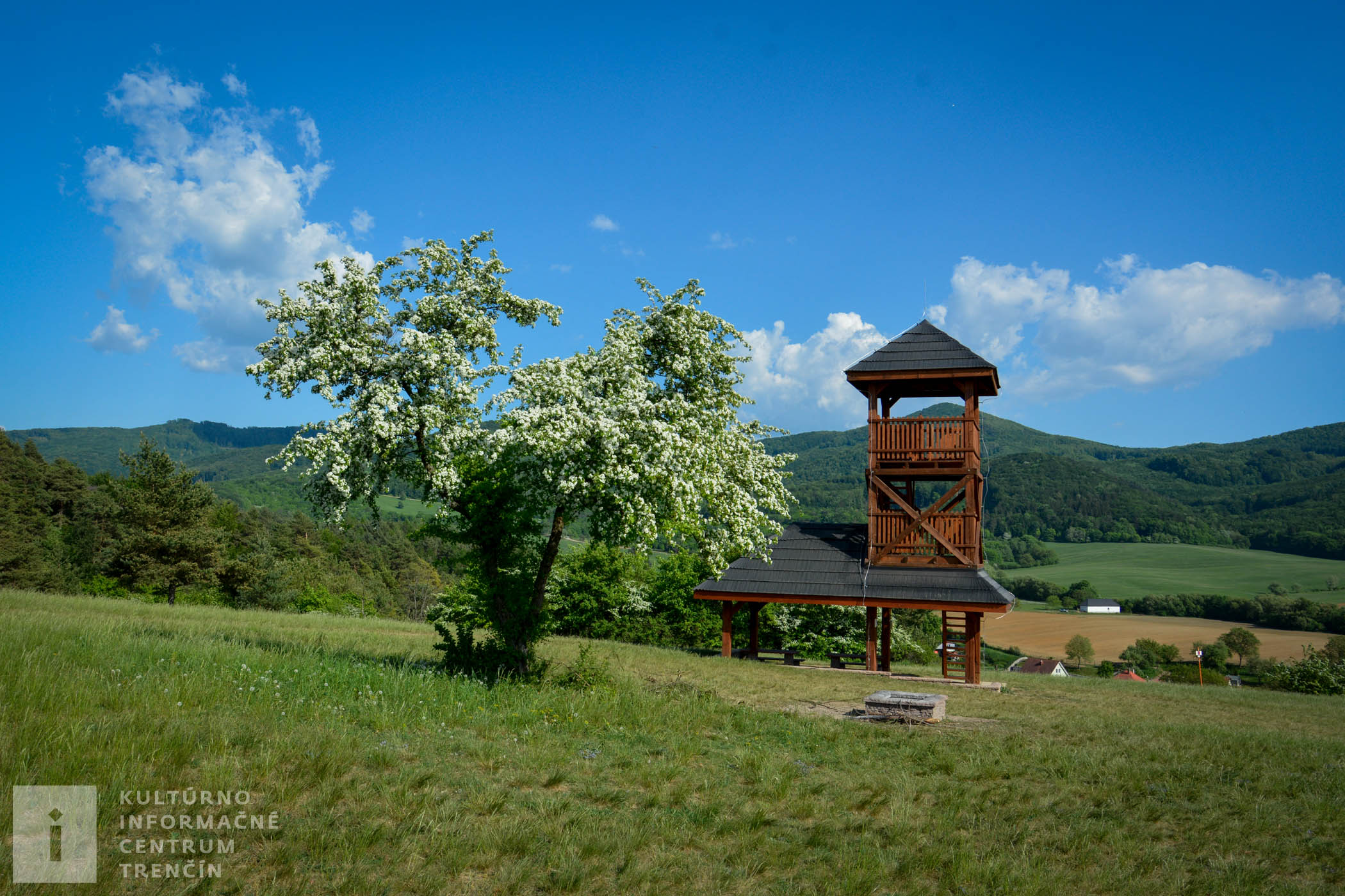 Z rozhľadne je krásny výhľad na Považský Inovec, Biele Karpaty a Strážovské vrchy a okolité obce