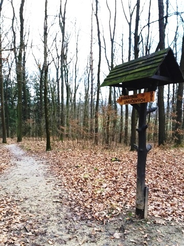 Smerník k pomníku pri lesnej ceste do Soblahova