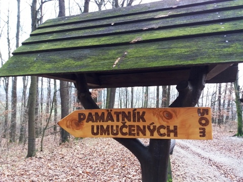 Smerník k pomníku pri lesnej ceste do Soblahova