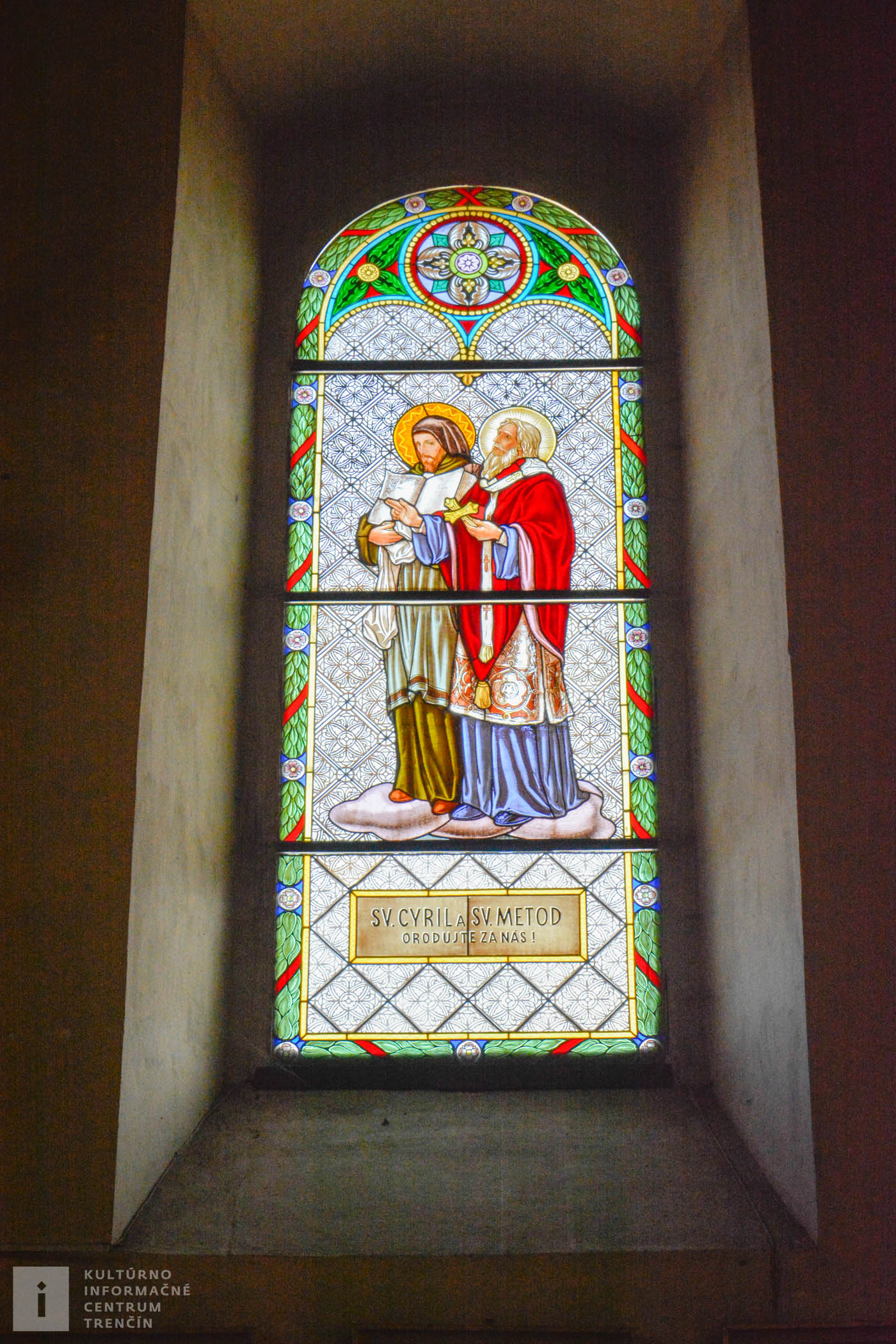 Vitrážové okno s vyobrazením sv. Cyrila a sv. Metoda v kostole sv. Ladislava v Čachticiach