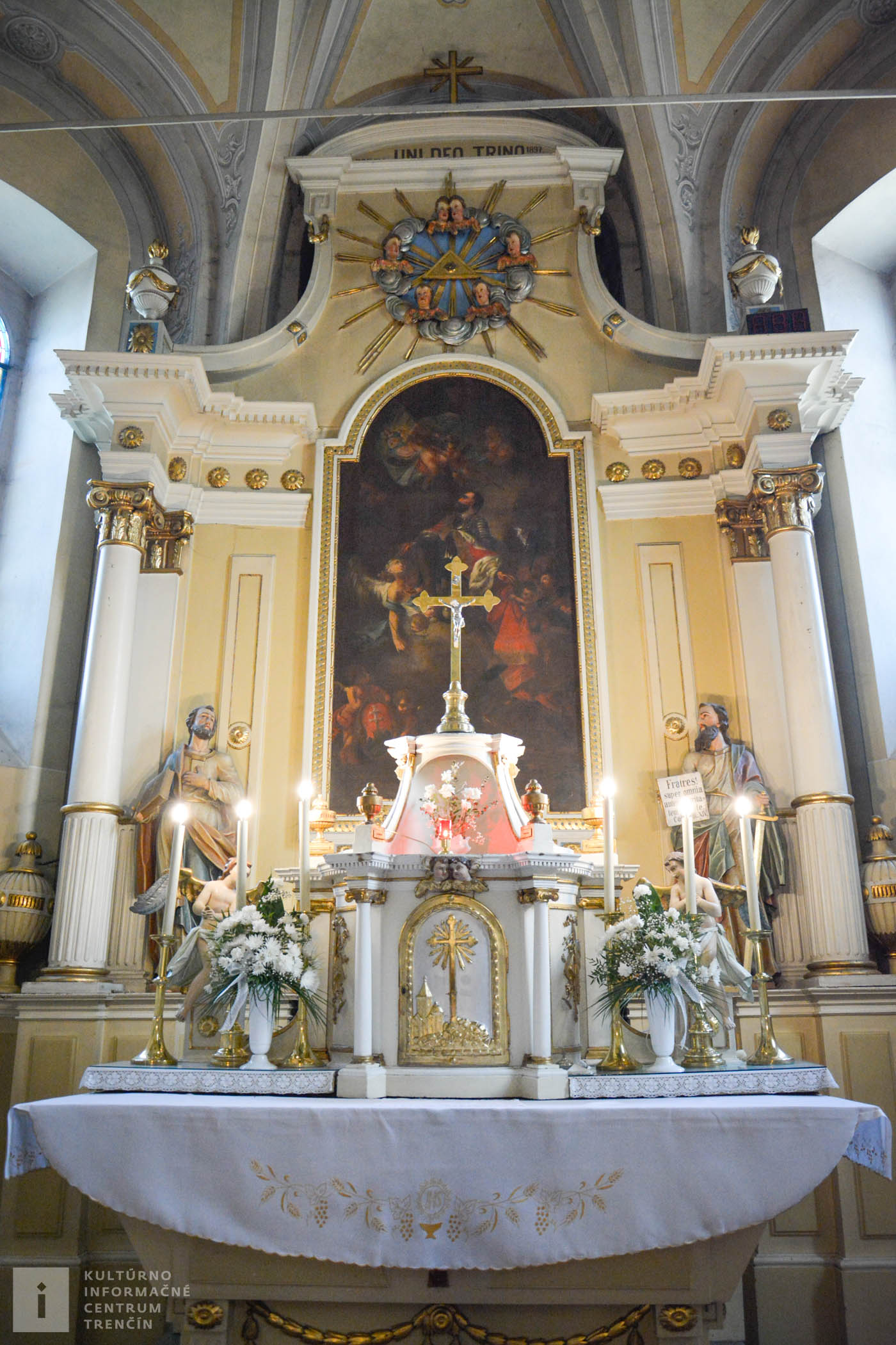 Pohľad na oltár v kostole sv. Ladislava v Čachticiach
