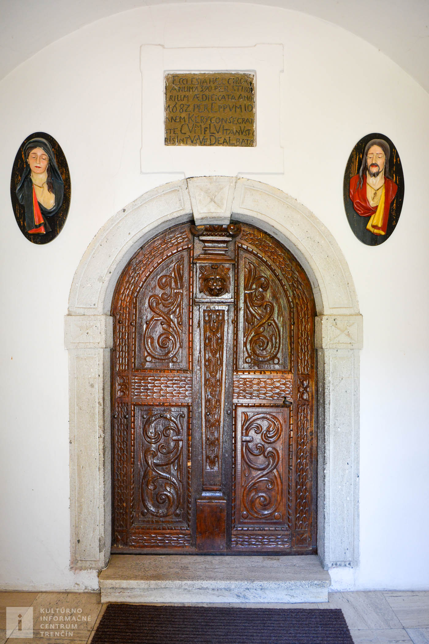 Vyrezávané dvere v kostole sv. Ladislava v Čachticiach