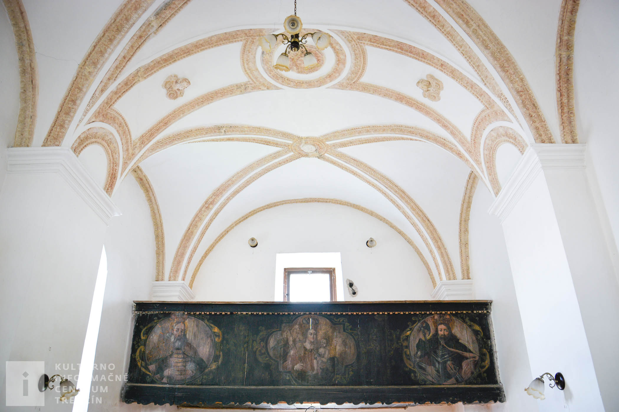 Nad vchodom kaplnky je drevený chór s maľovanými obrazmi svätcov, bol sem prevezený z hradnej kaplnky