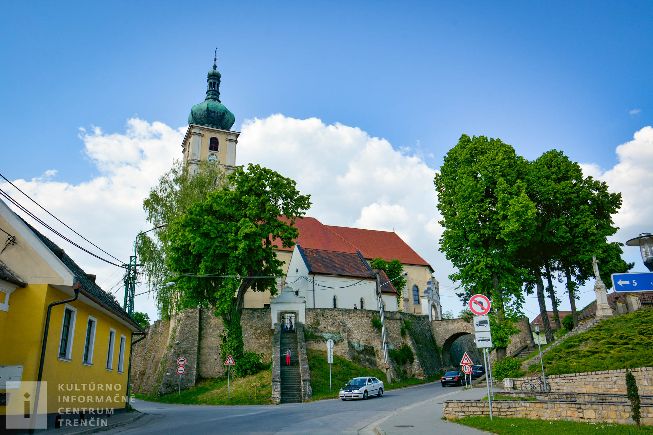 Rímskokatolícky kostol sv. Ladislava a kaplnka sv. Antona Paduánskeho v Čachticiach