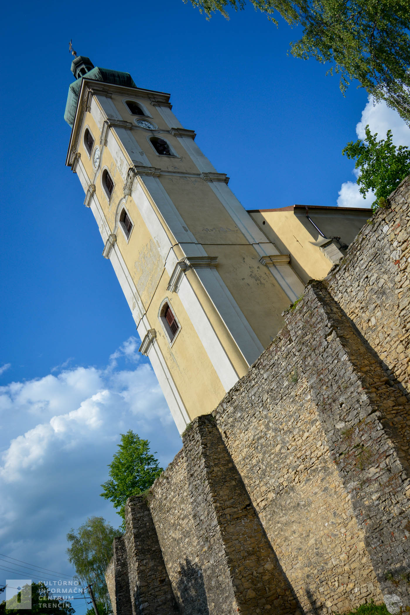 Veža farského kostola sv. Ladislava v Čachticiach
