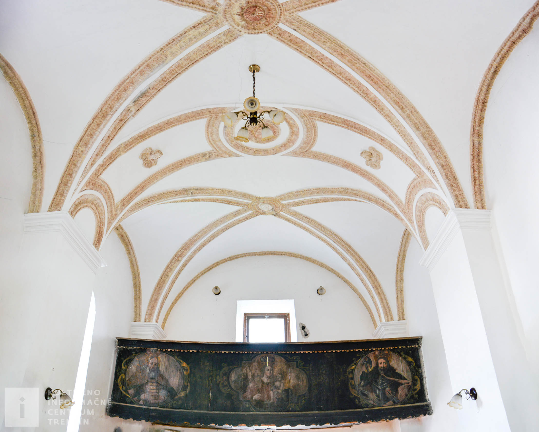 Nad vchodom kaplnky je drevený chór s maľovanými obrazmi svätcov, bol sem prevezený z hradnej kaplnky