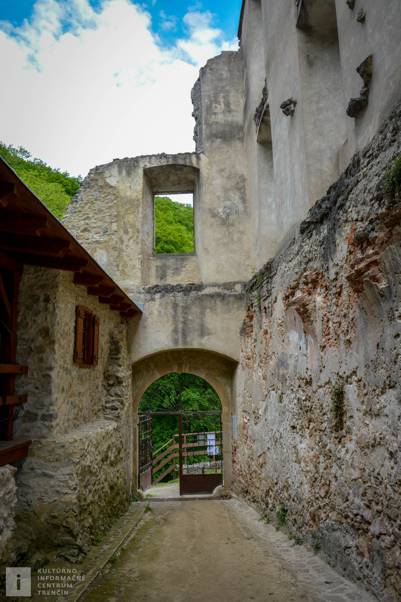 Vstupná brána do kláštora na Veľkej Skalke