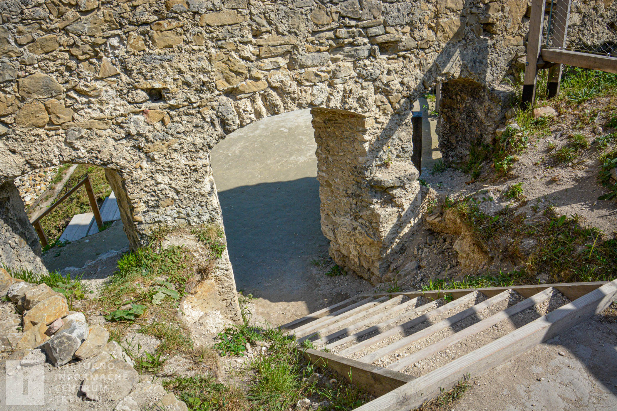 V čase najväčšieho rozkvetu bývalo na Považskom hrade asi 400 ľudí. Vodu doň privádzali podzemnými drevenými potrubiami zo studničky Sklepitá.