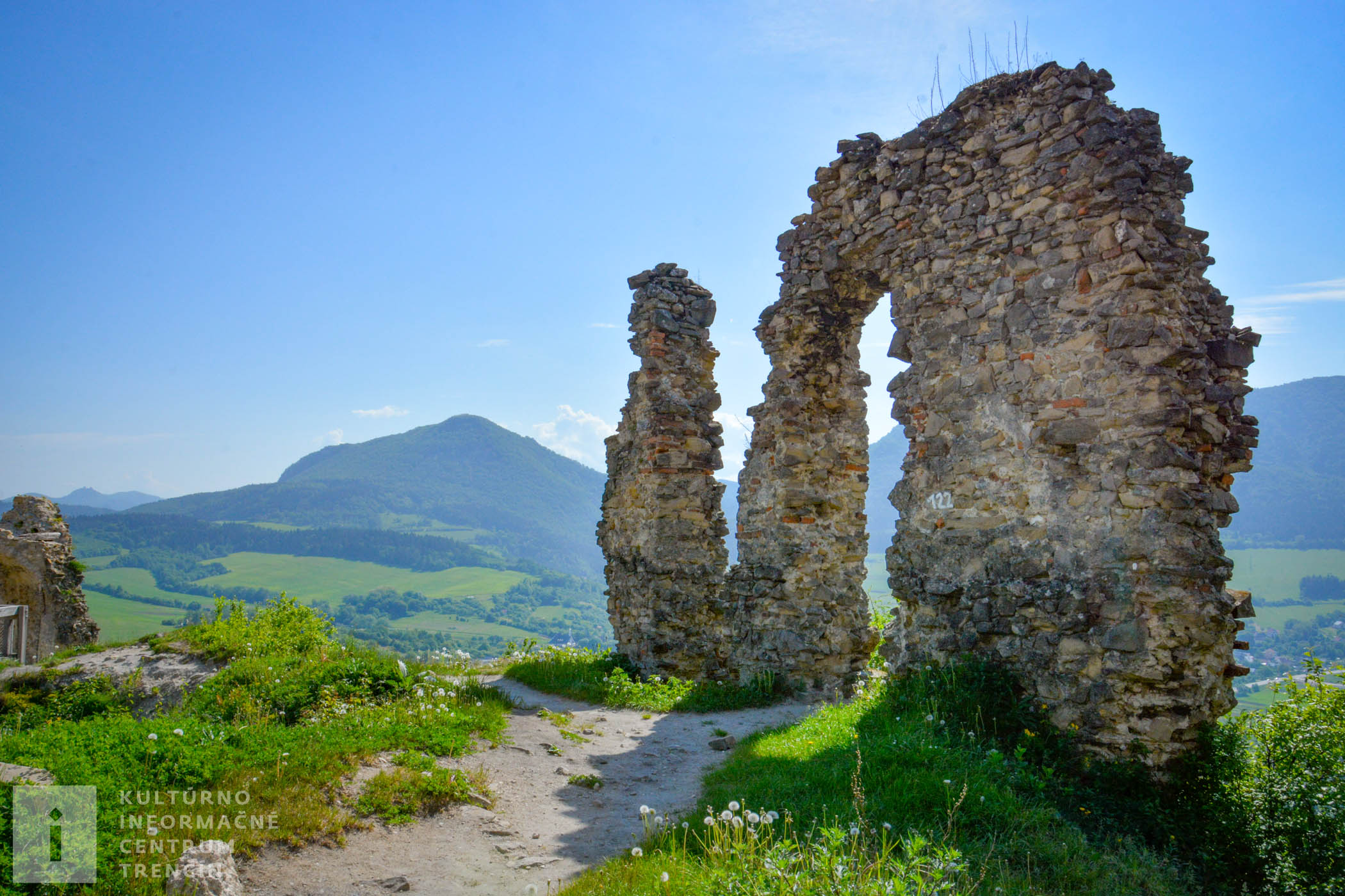 Považský hrad menil počas storočí často majiteľov, postupne chátral, až z neho napokon zostali len ruiny.