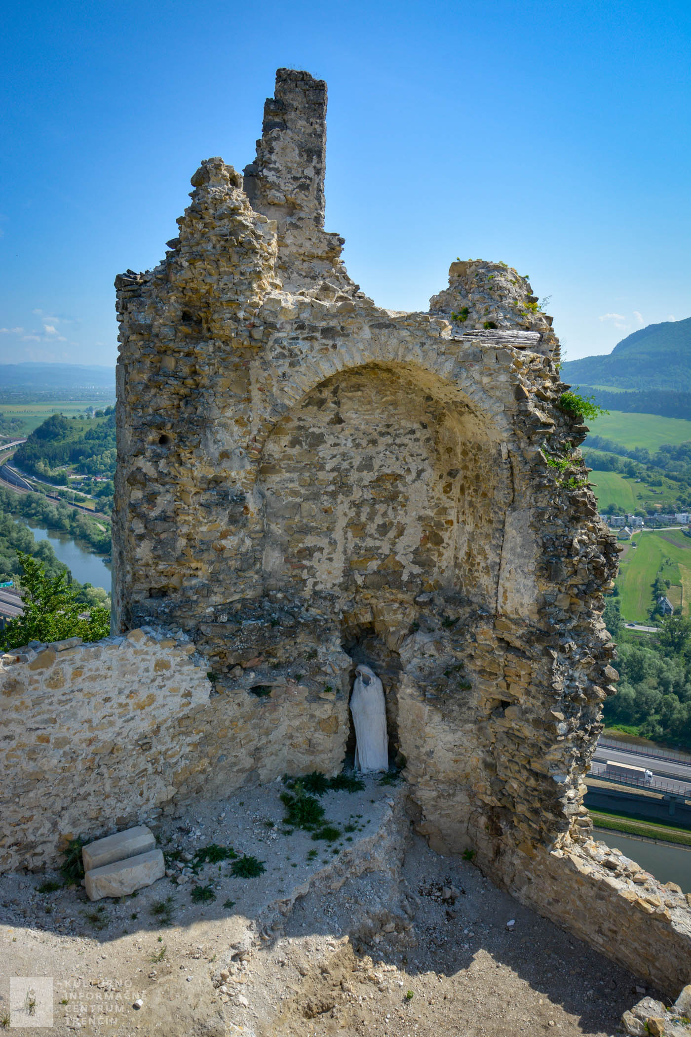 Aj tento hrad – ako mnoho ďalších na Považí – dal postaviť uhorský kráľ Belo IV. koncom 13. storočia.