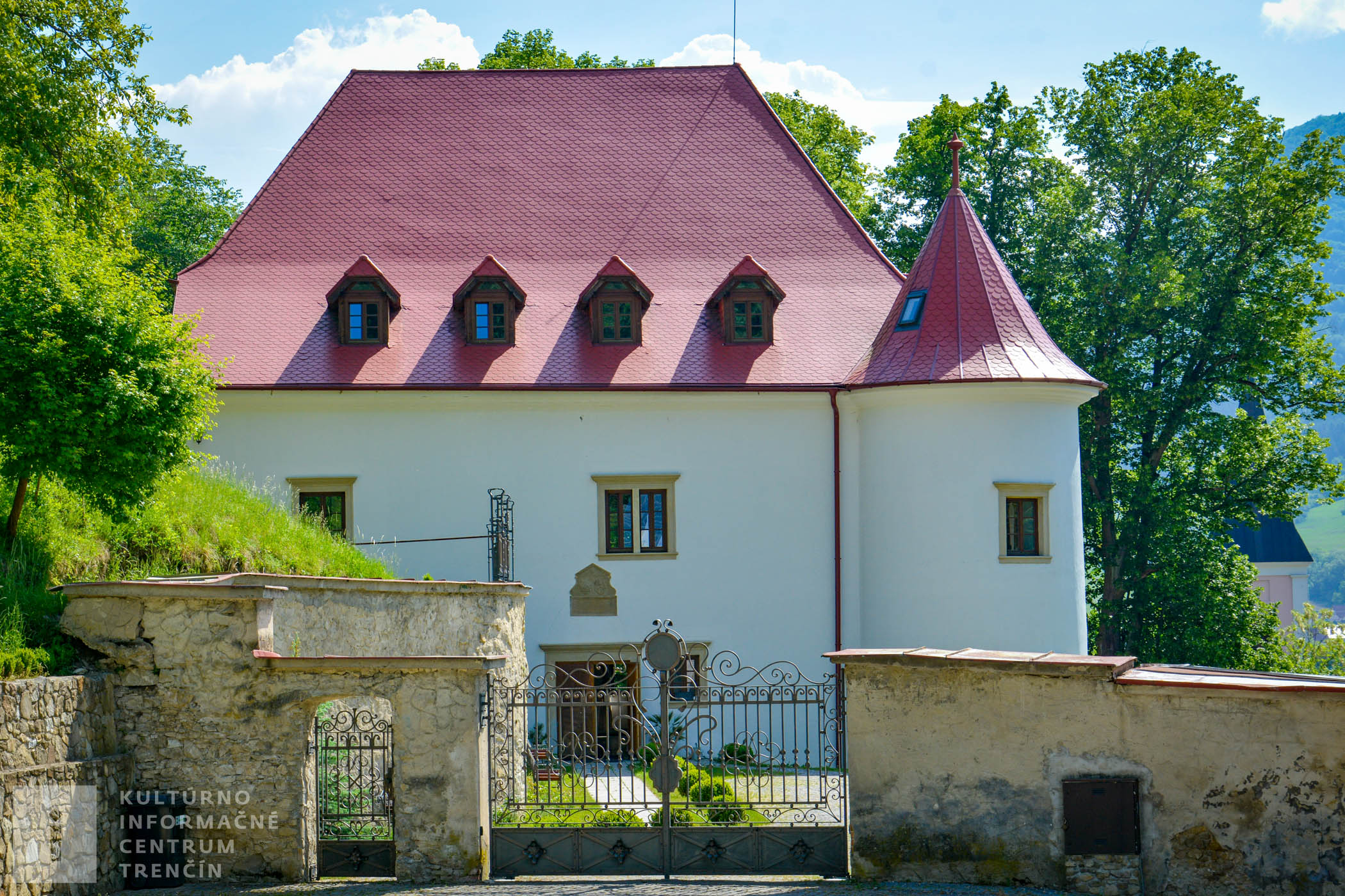 Renesančný kaštieľ "Burg" dali postaviť v roku 1631 Balašovci, ktorí uprednostnili bývanie v pohodlnom a luxusnom kaštieli pred stredovekým hradom.