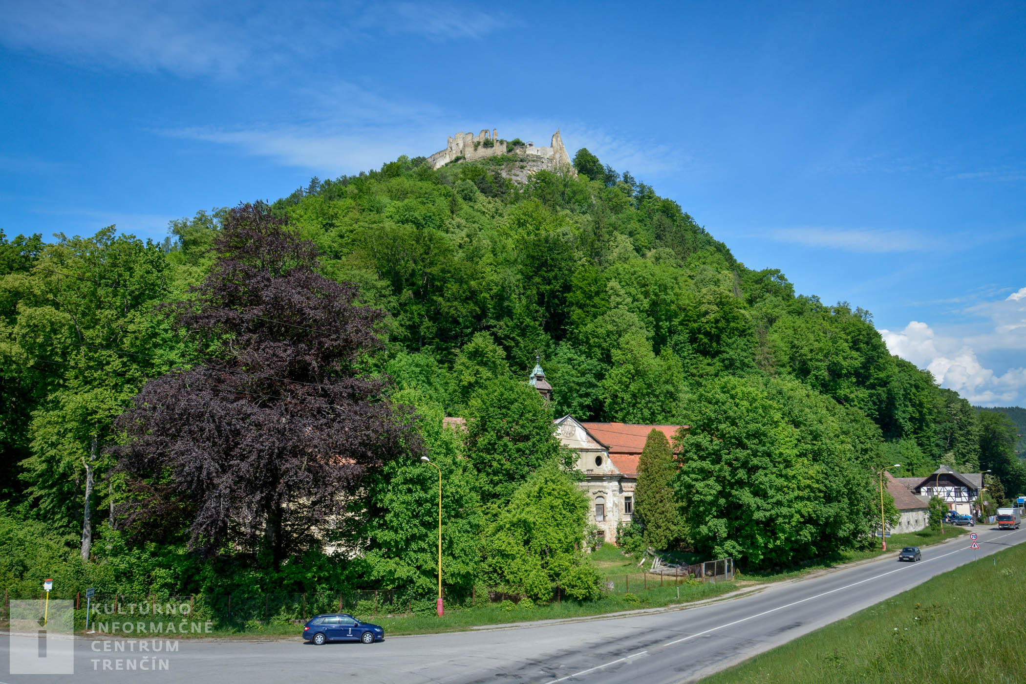 Považský hrad sa nachádza vo výške 497 m n.m.