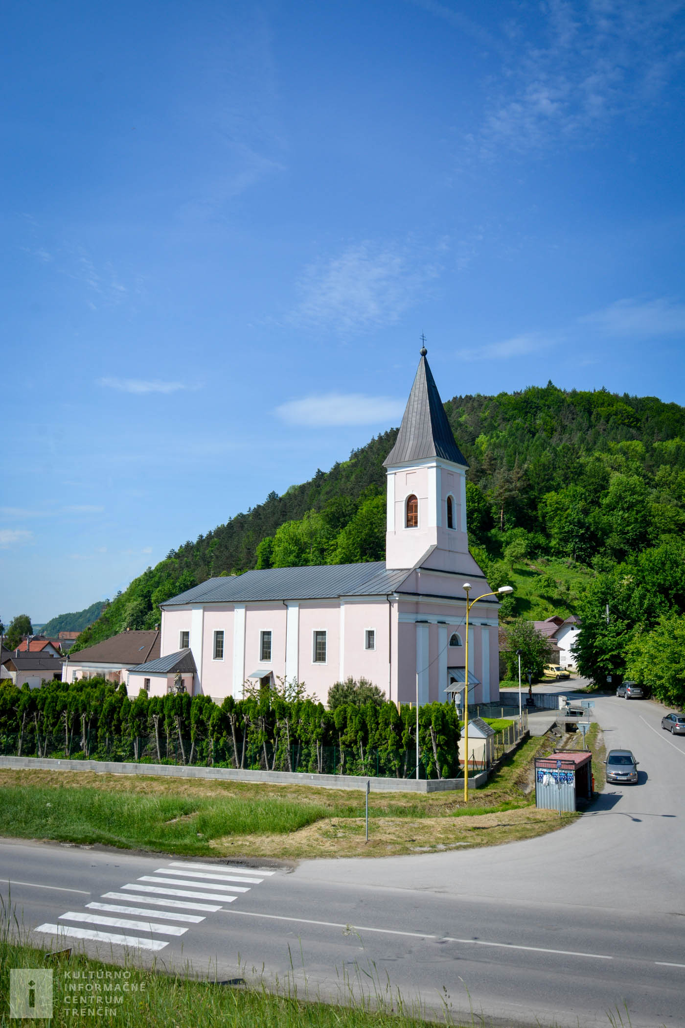 Kostol sv. Ladislava sa nachádza pod hradom v obci Považské Podhradie.