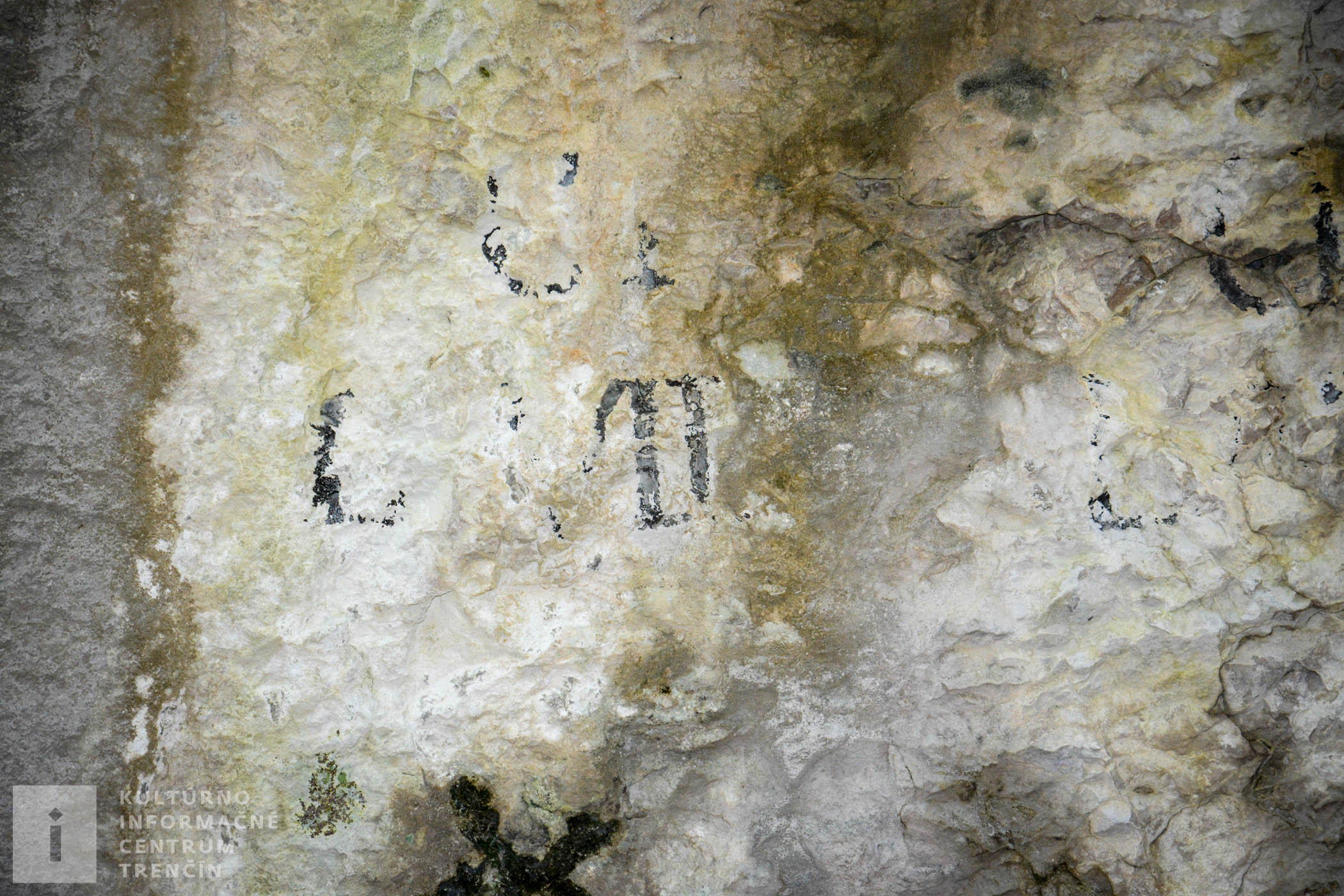 Dobre sa v jaskyni poobzerajte po stenách. Na niektorých miestach zbadáte rôzne nápisy. Väčšina z nich pochádza zo začiatku 20. storočia.