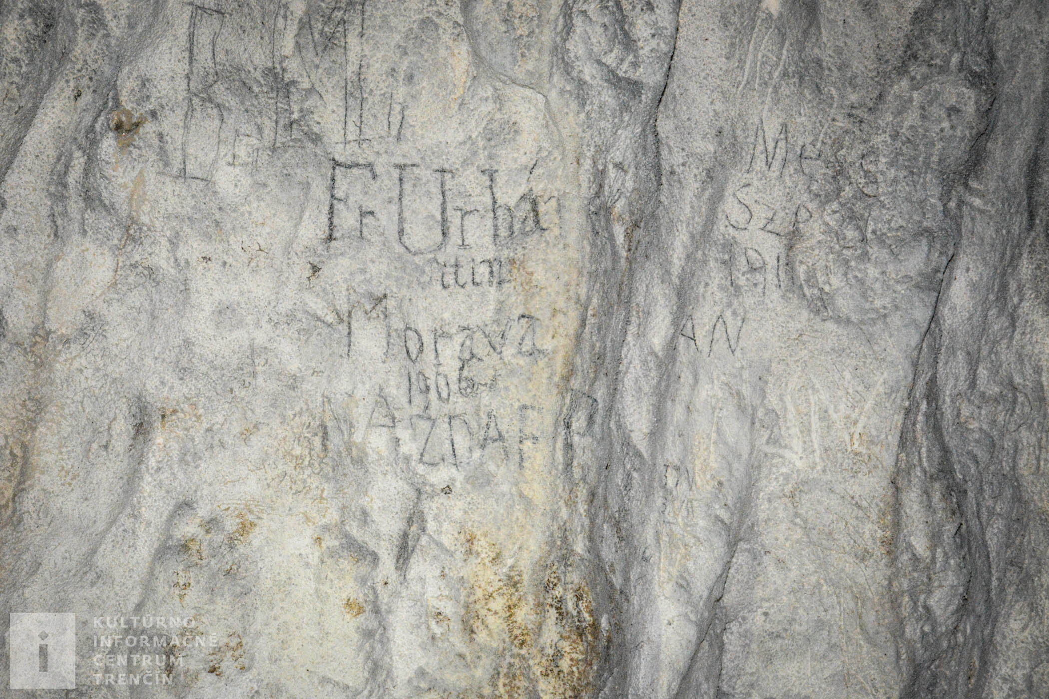 Zrejme najstarší, dnes už nečitateľný nápis, je nad vchodom do jaskyne z vonkajšej strany.