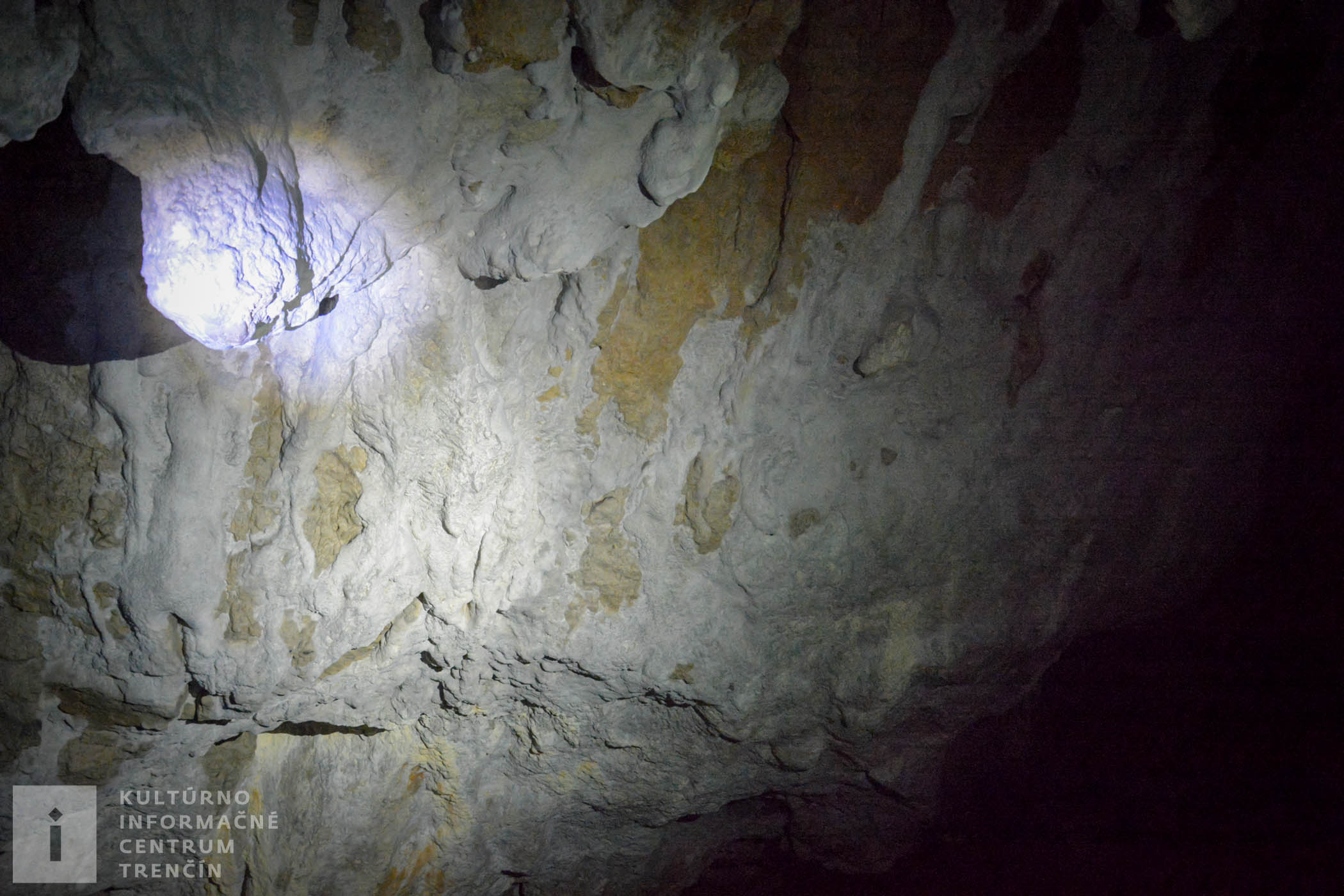 Jaskyňa sa nachádza vo svahu Čierneho vrchu pri obci Priedhorie.