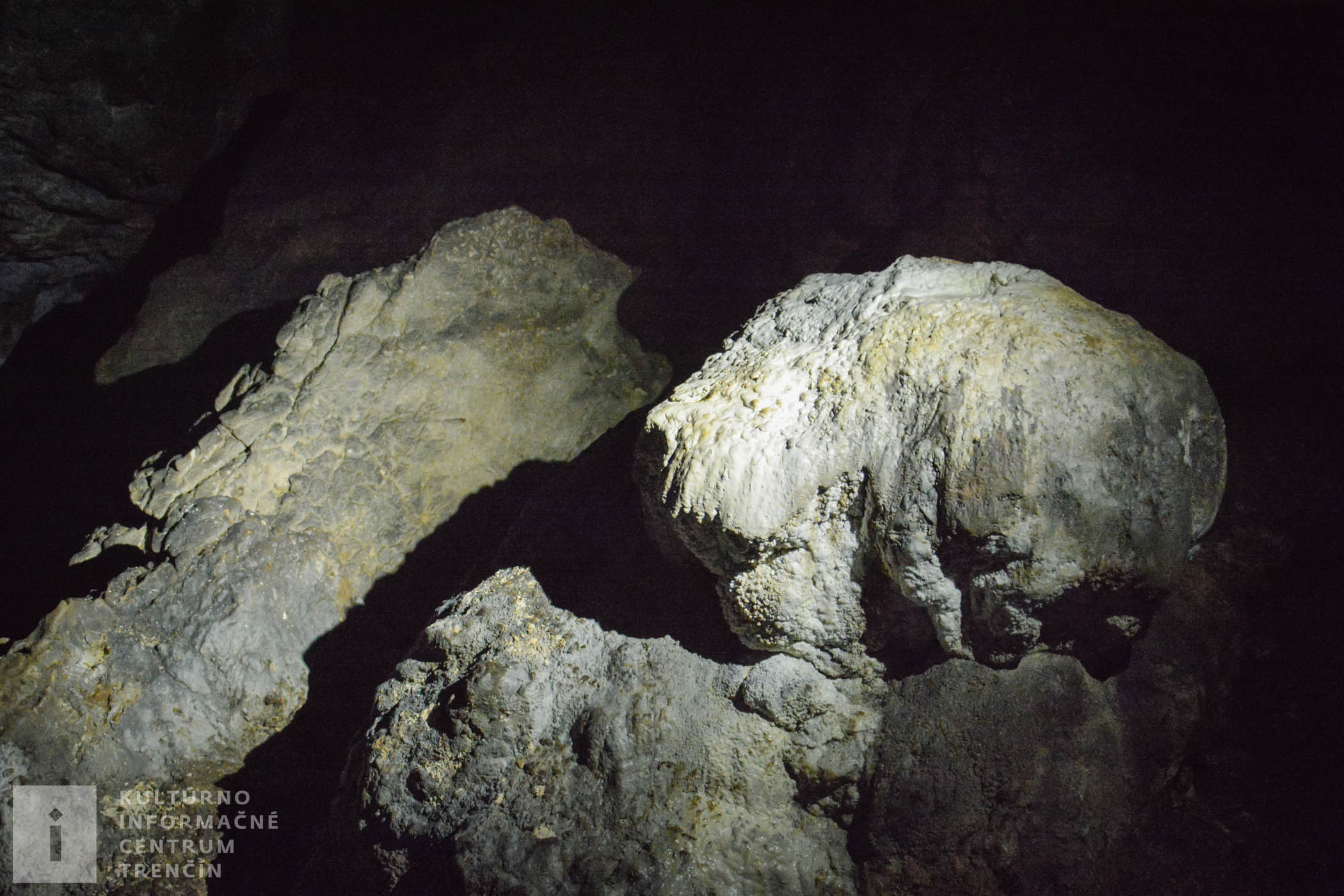 Krásu jaskyne objavíte, ak si nezabudnete na prehliadku vziať aj čelovku :)