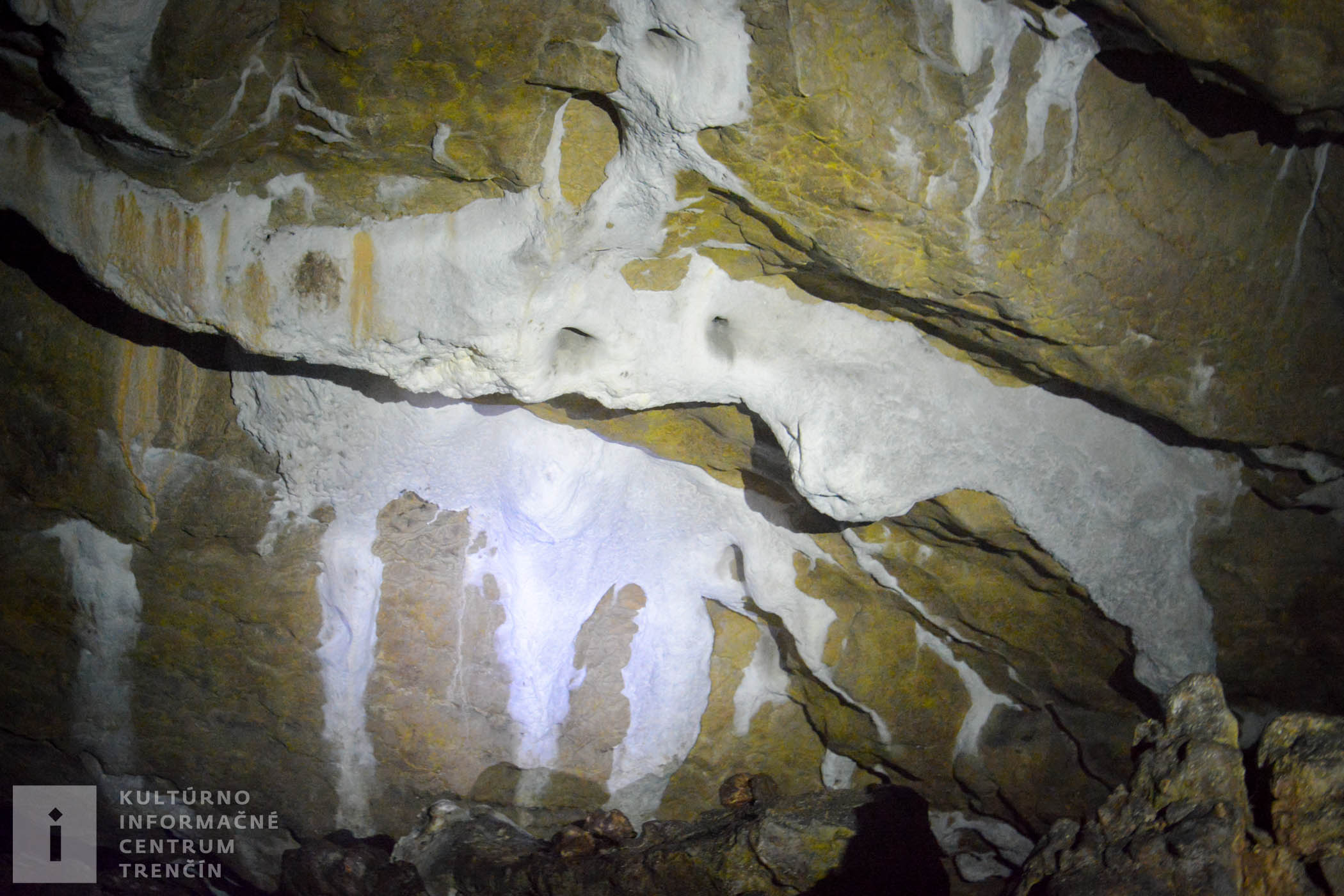Výzdoba jaskyne z mäkkého sintra (jaskynného tvarohu).
