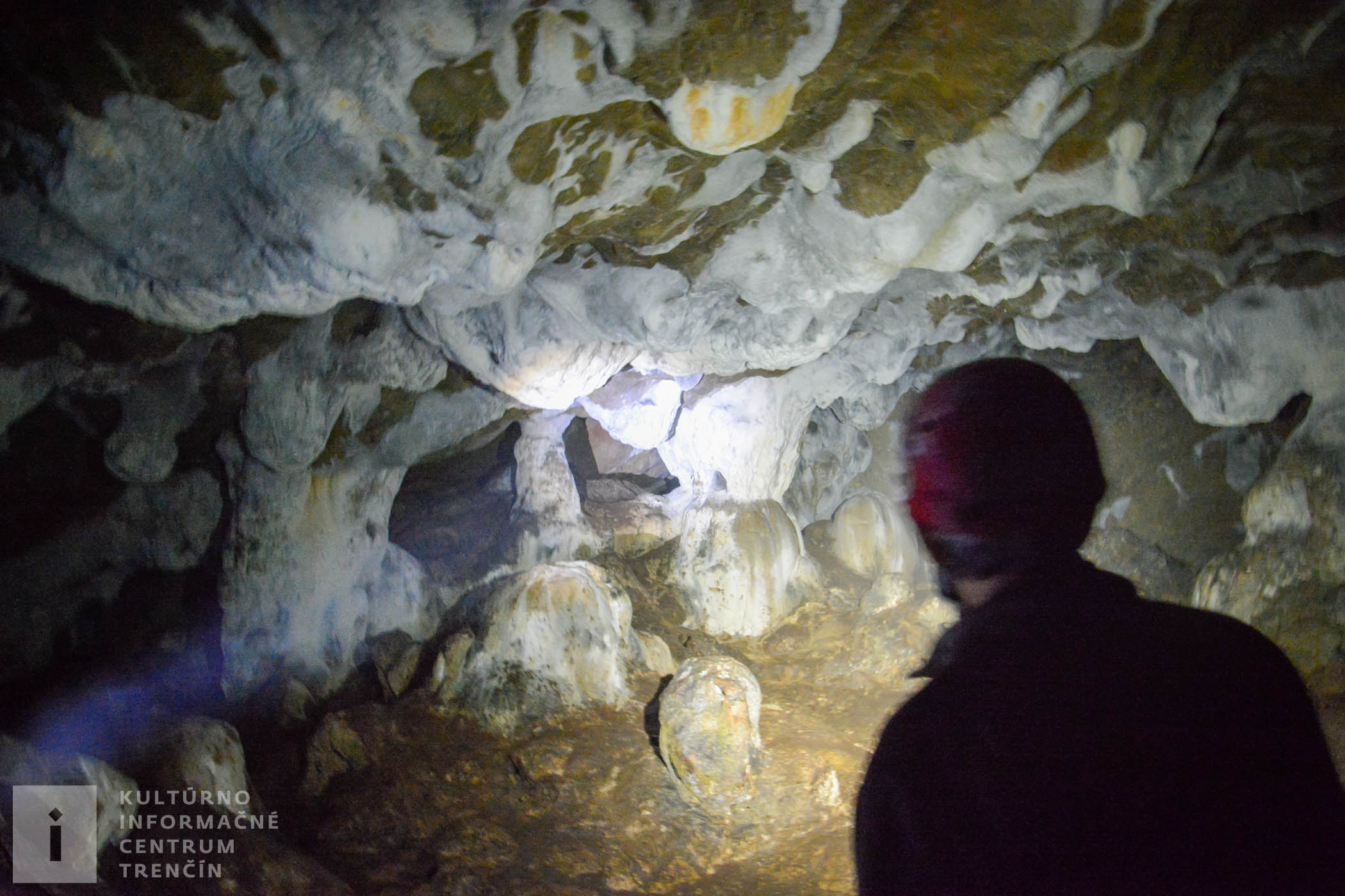 Viete rozoznať stalaktity, stalagmity a stalagnáty? Ak nie, v hlbších častiach jaskyne vám ich ukážu a povedia o nich viac skúsení jaskyniari.