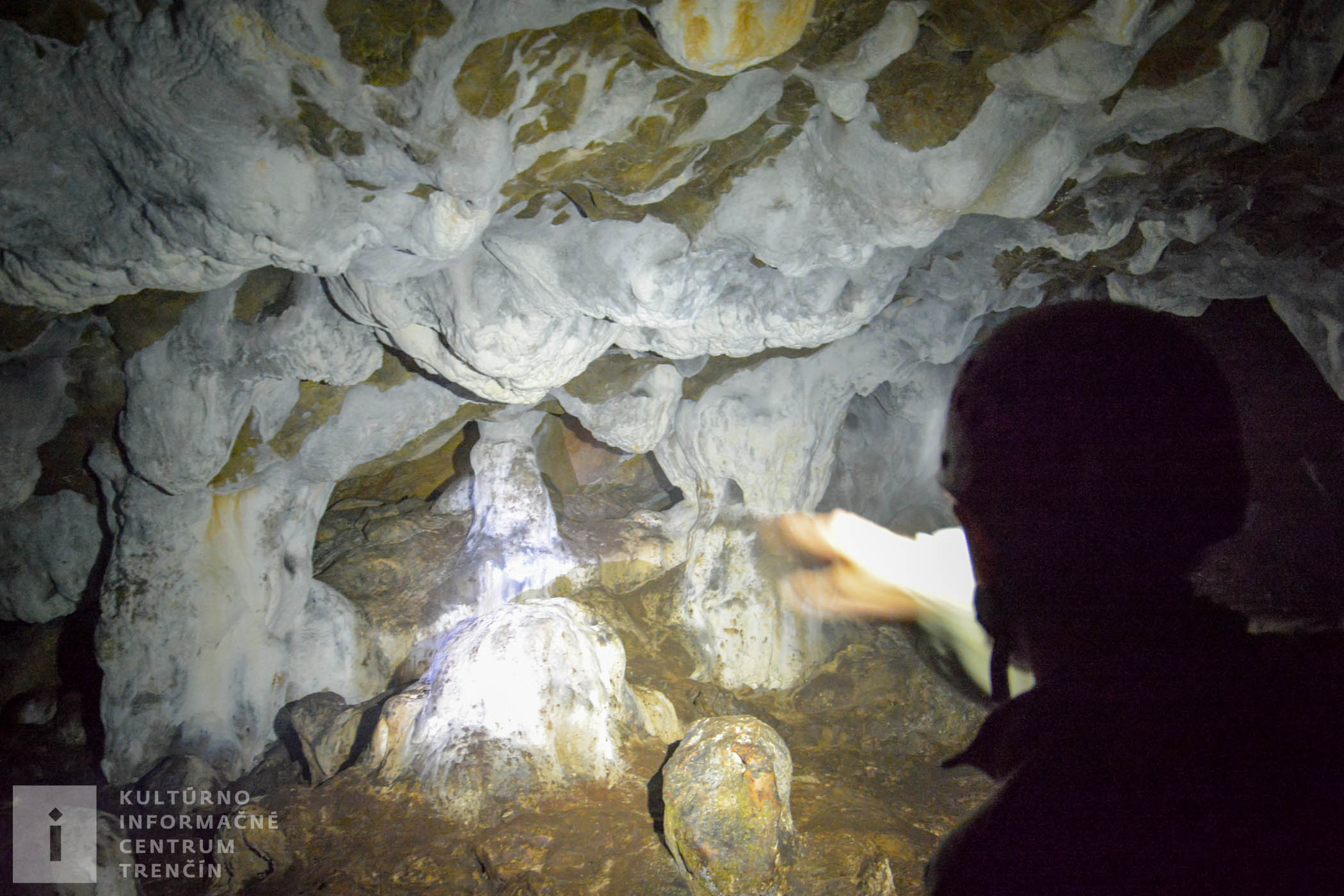 Výzdoba z mäkkého sintra (jaskynného tvarohu), ktorý lieči choroby dýchacích ciest.