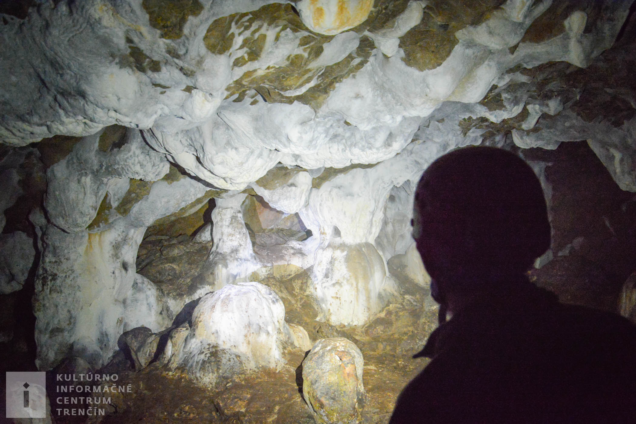 Návštevu jaskyne je potrebné si vopred dohodnúť s jaskyniarmi.