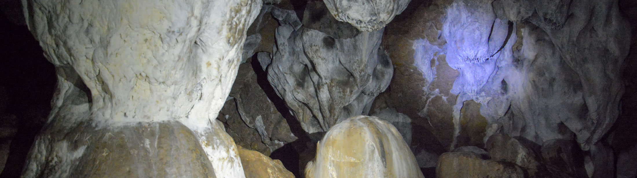 Zaujímavosťou je výzdoba z mäkkého sintra (jaskynného tvarohu), ktorý lieči choroby dýchacích ciest.