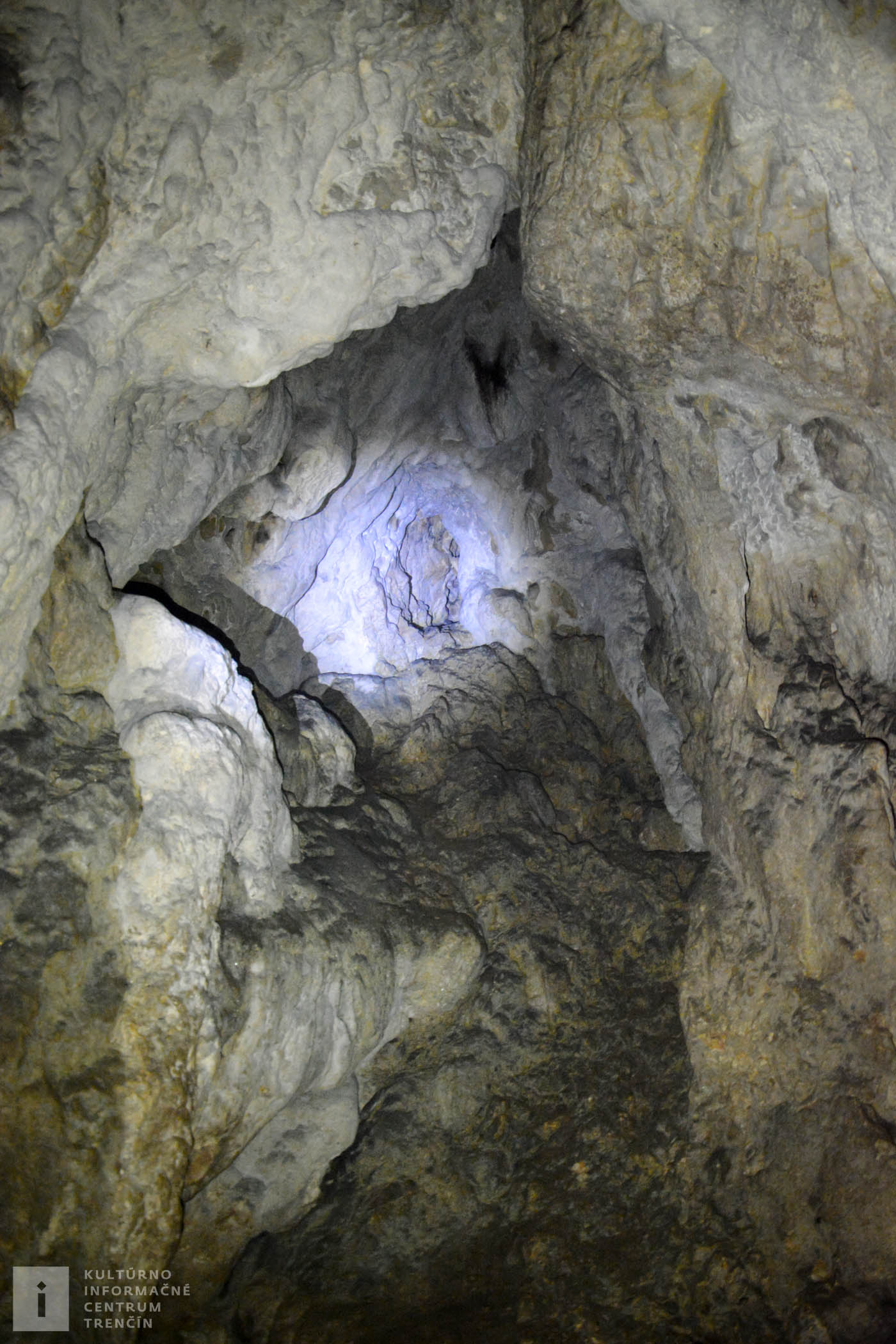 Do jaskyne sa dostanete náučným chodníkom z dedinky Priedhorie.
