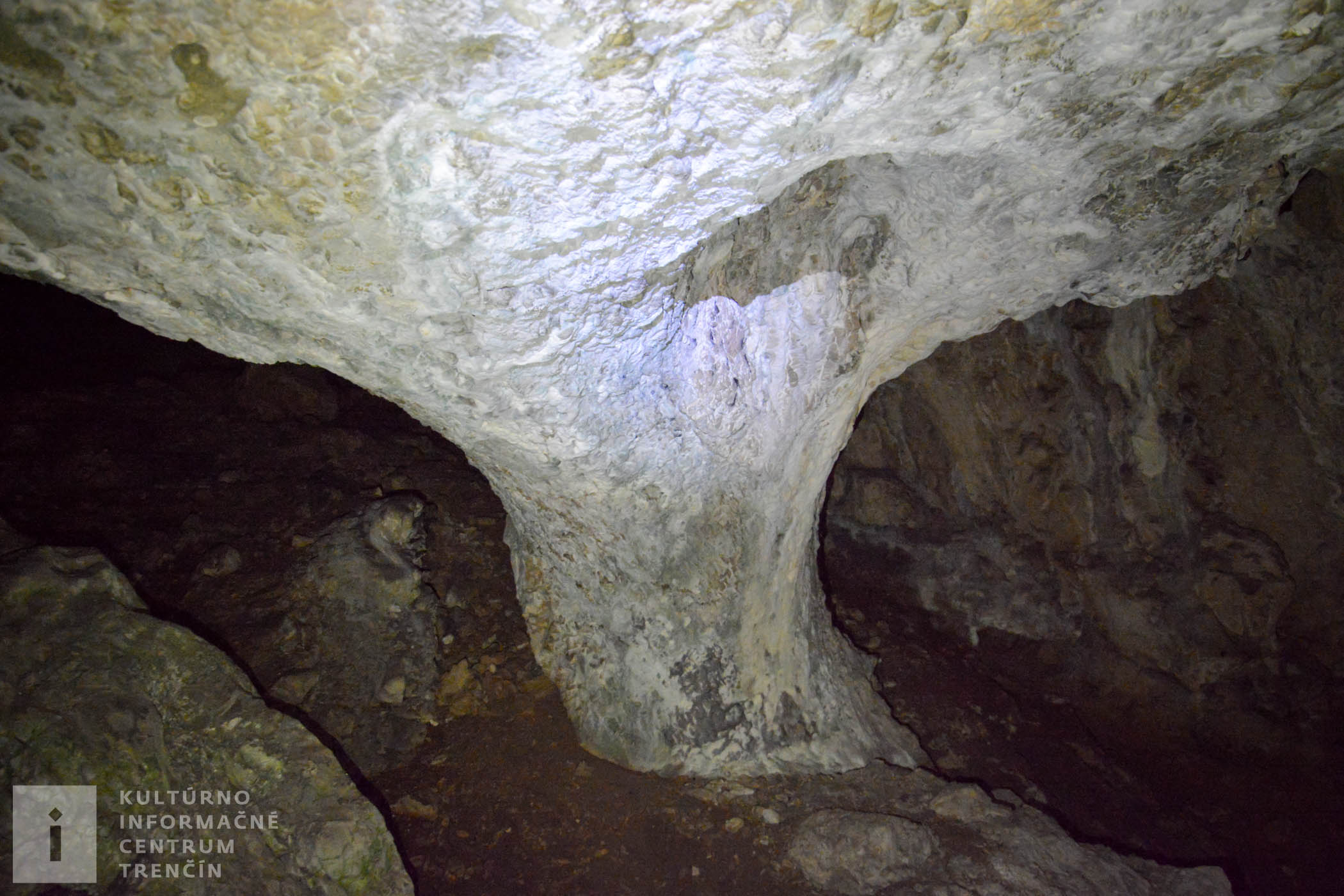 Odhaduje sa, že jaskyňa vznikla pred 10 miliónmi rokov.