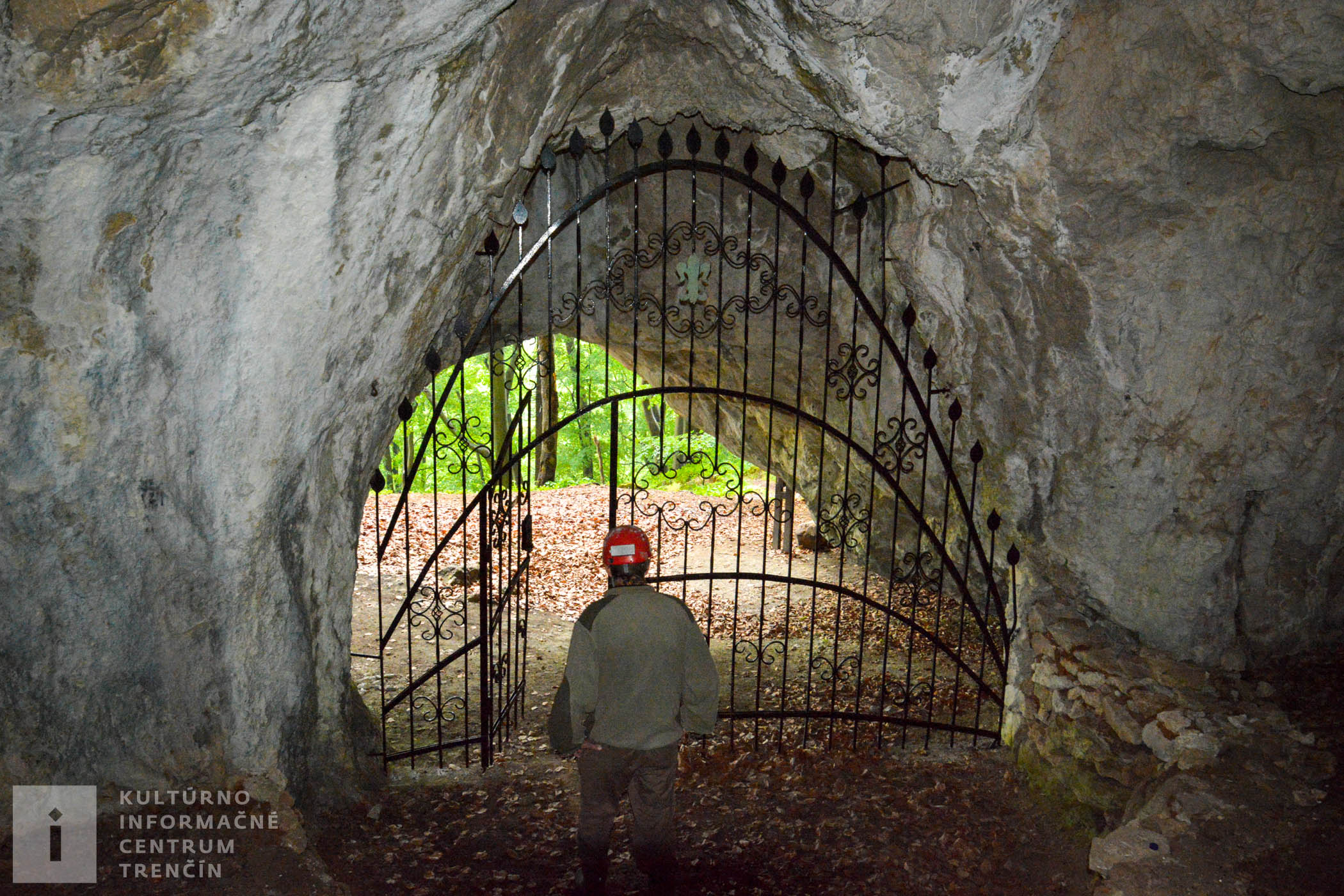 Vchod do jaskyne sa nachádza vo výške 590 metrov nad morom.
