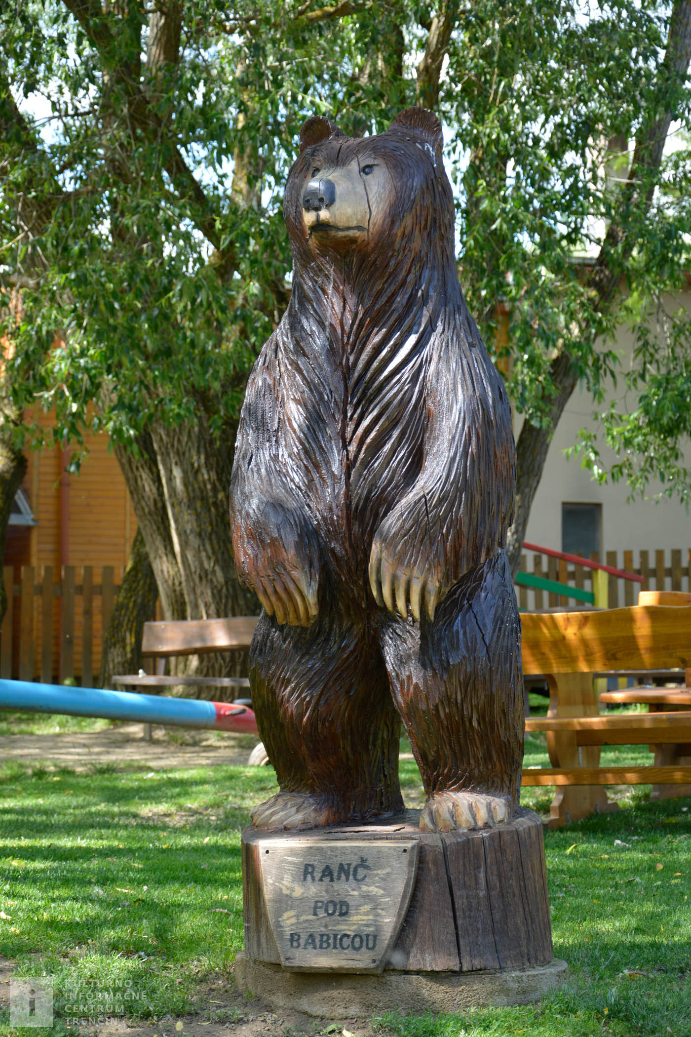 Vyrezávaná socha medveďa sa nachádza na Ranči pod Babicou