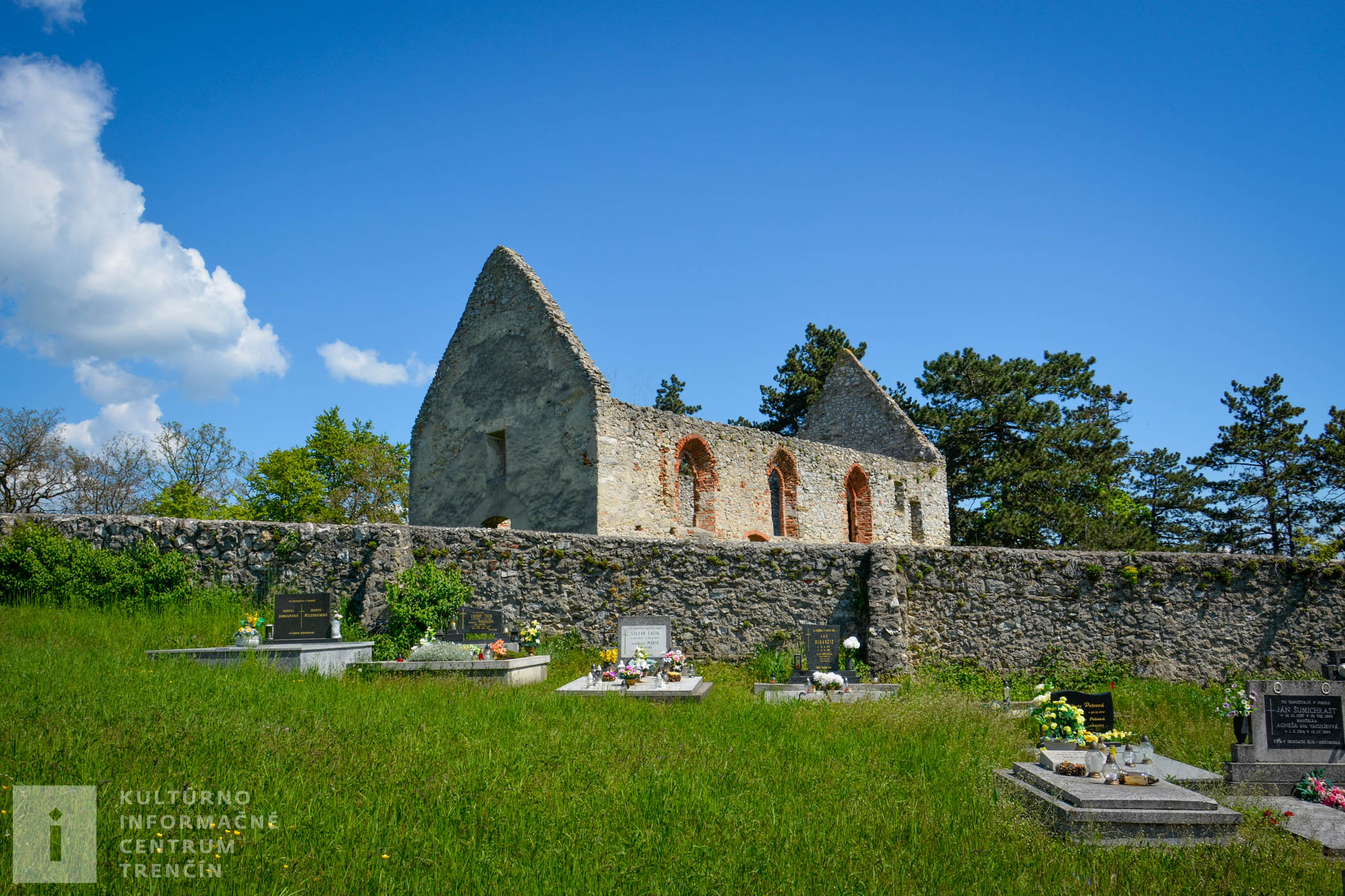 V blízkosti haluzického kostolíka Všetkých svätých sa nachádza aj cintorín