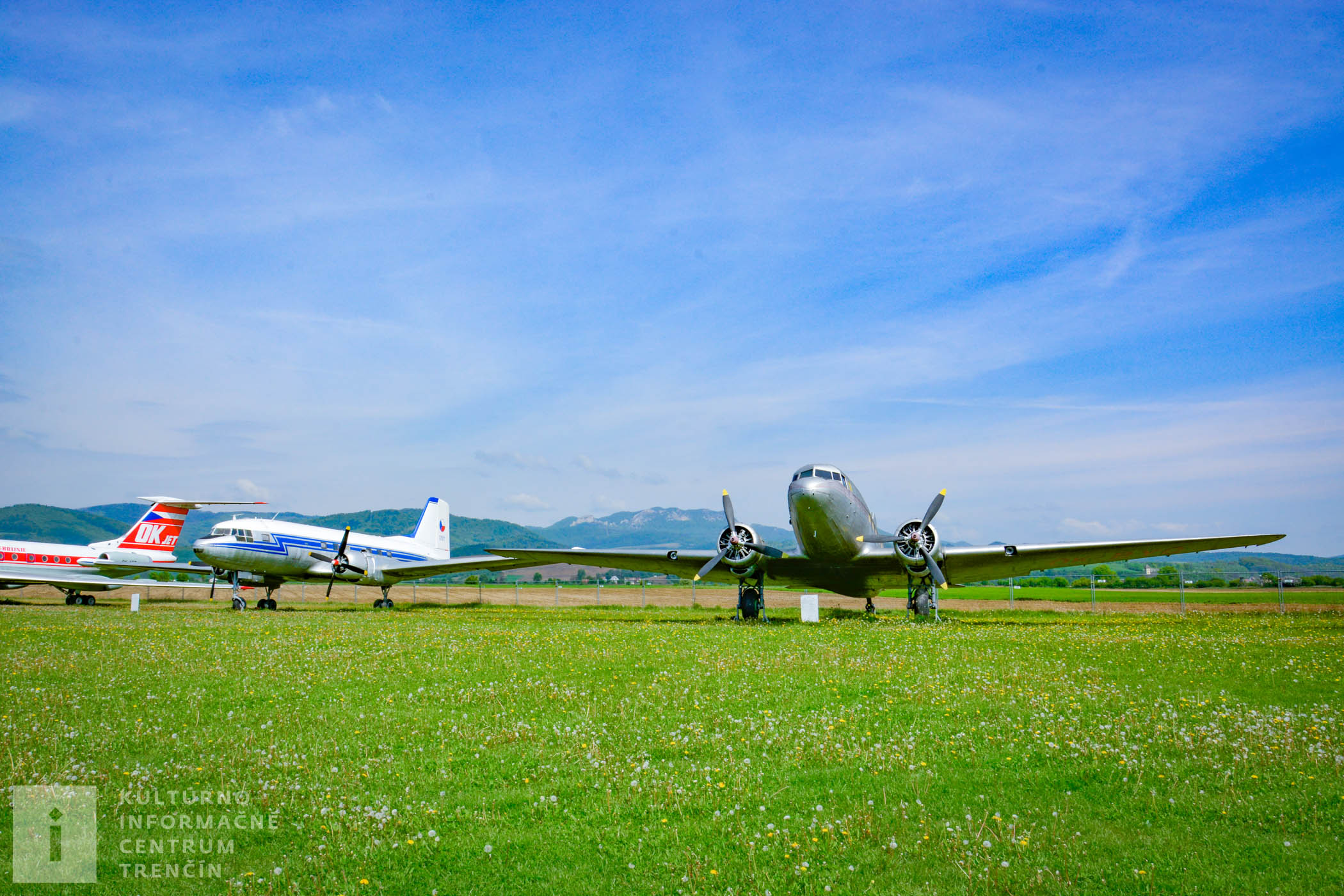Lietadlá v Leteckom múzeu na letisku v Slávnici