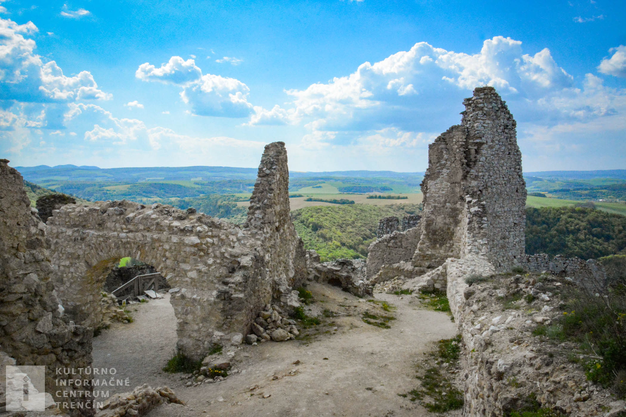Pohľad na pozostatky horného hradu na Čachtickom hrade