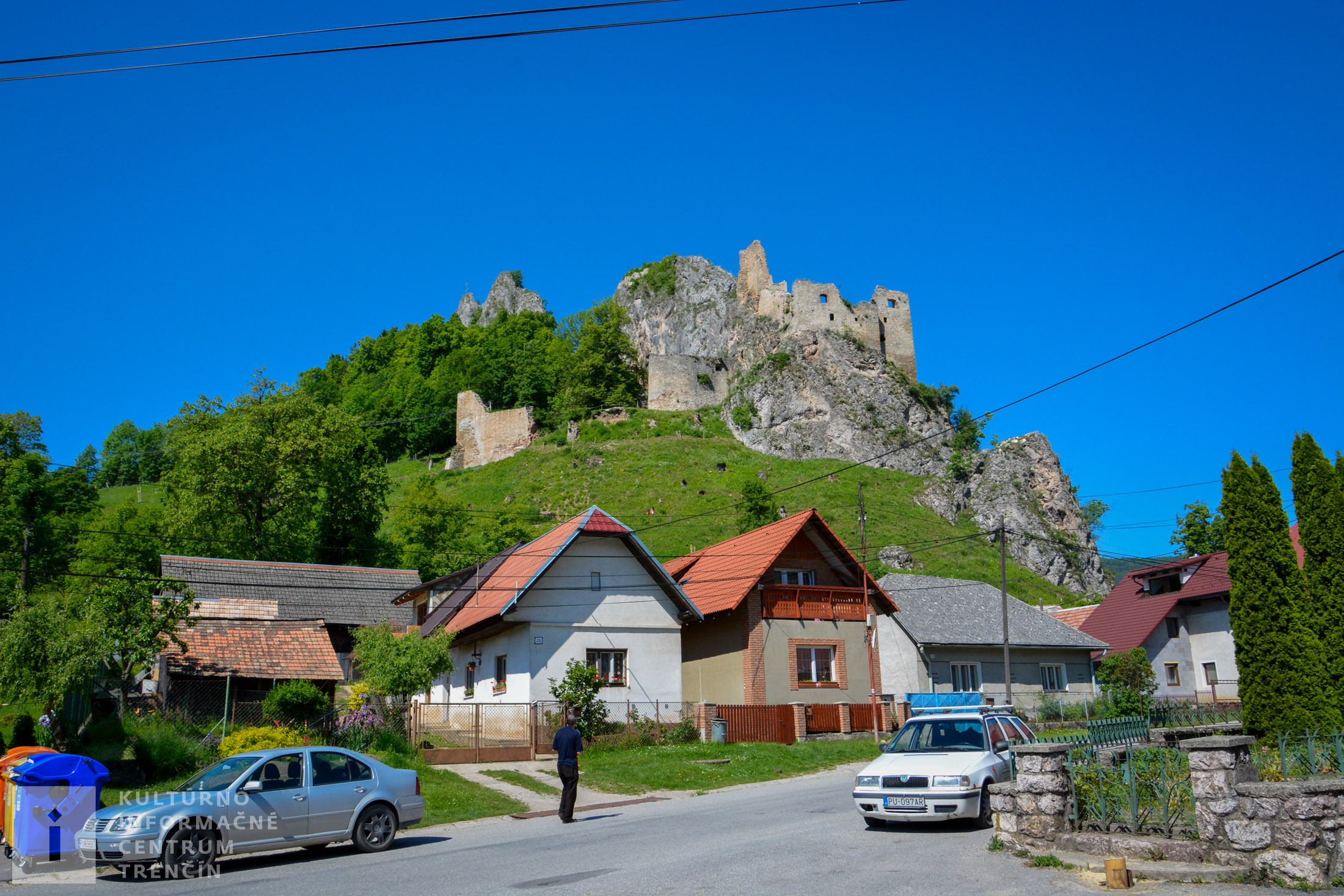 Pohľad na hrad z obce Lednica