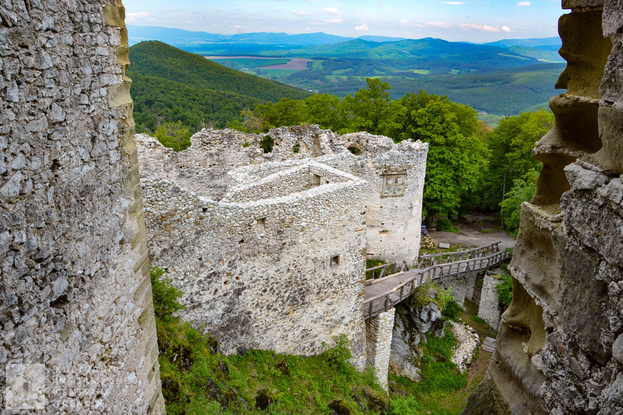 Vstupný chodník do hradu Uhrovec