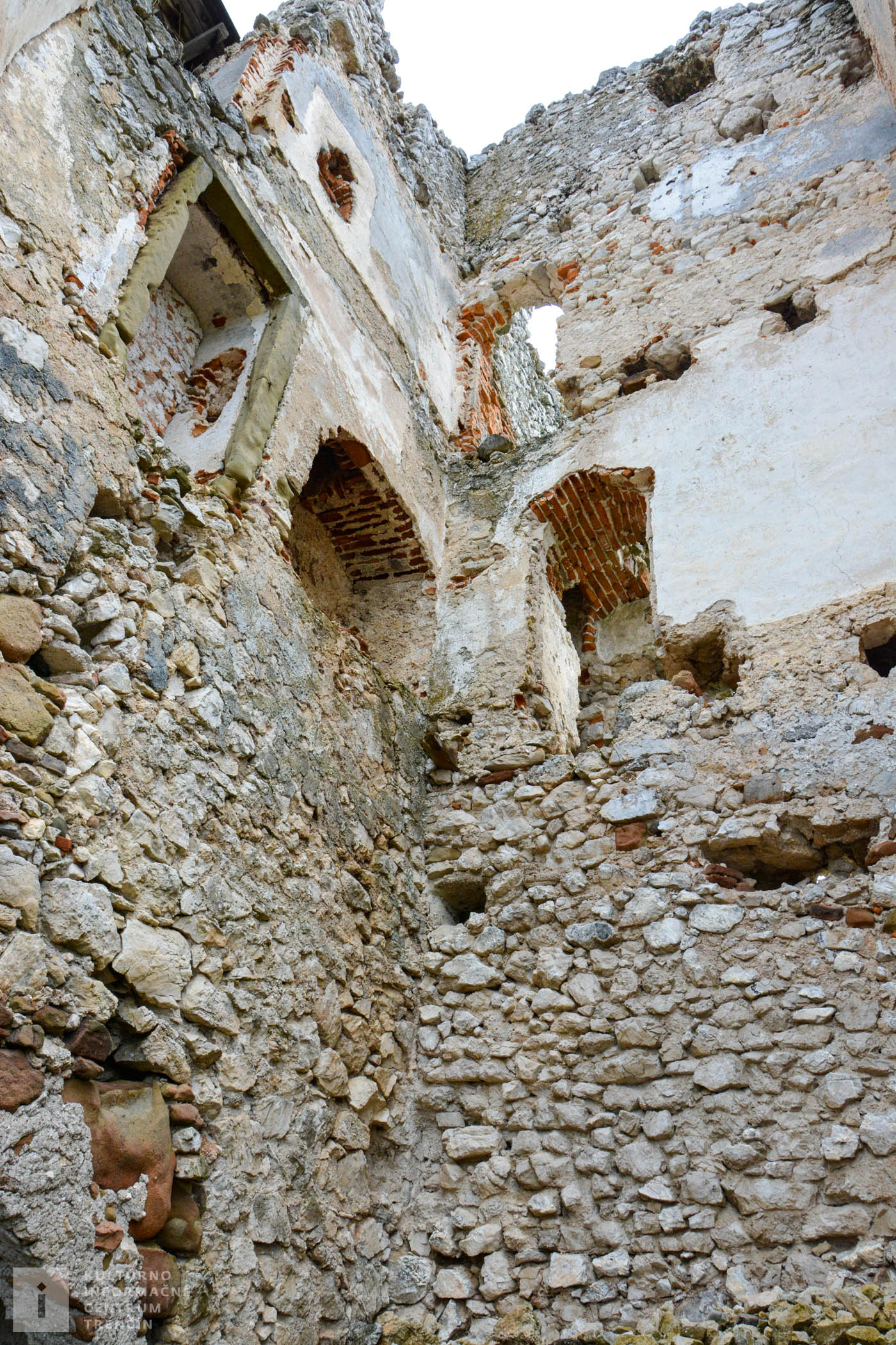 V 19. storočí hrad Uhrovec vyhorel a zostali z neho len ruiny.