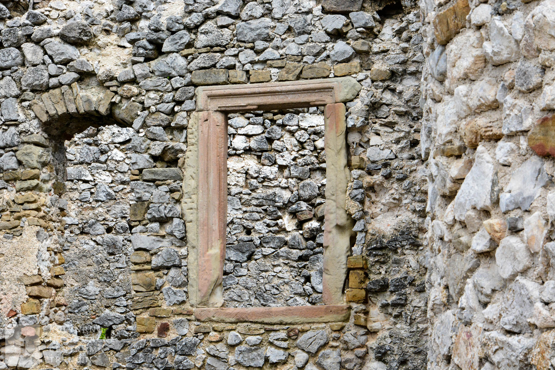Obnovené časti múrov a okenných otvorov.