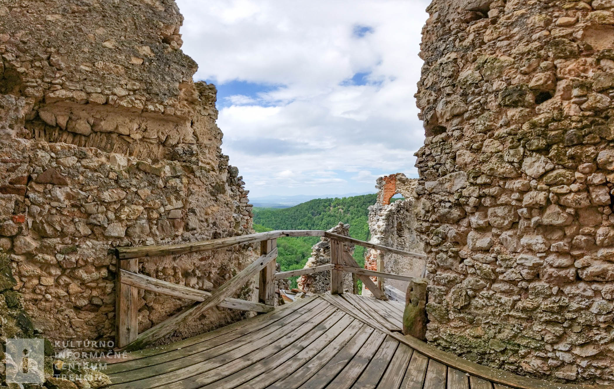 Počiatky hradu Uhrovec siahajú až do polovice 13. storočia.