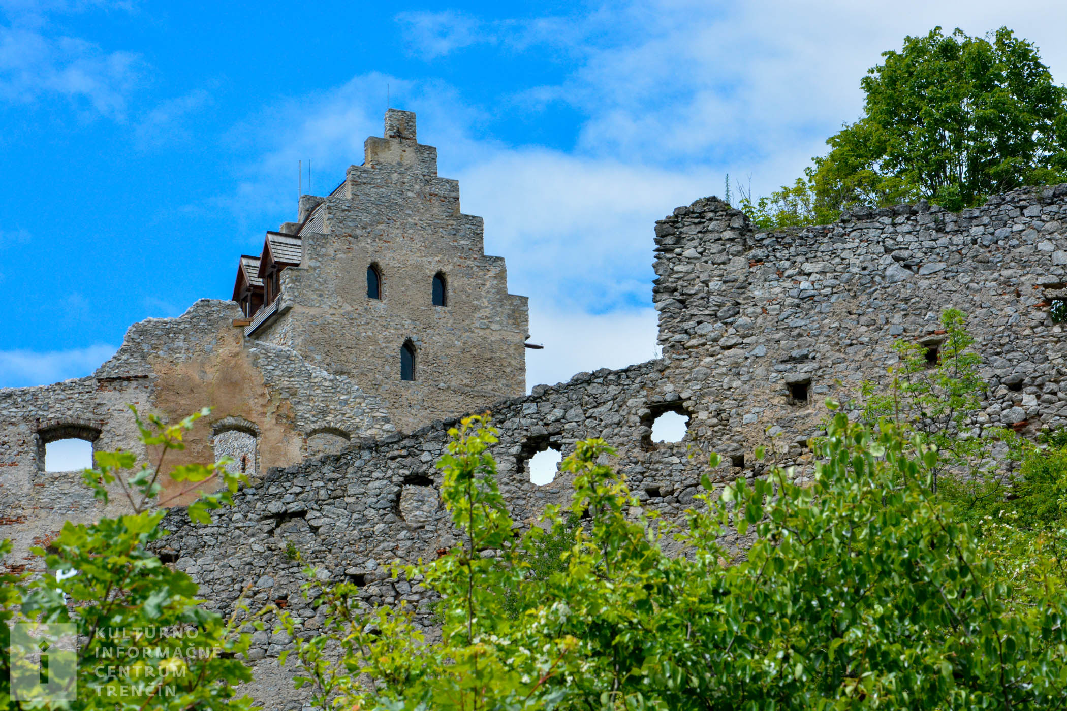 Neďaleko Topoľčianskeho hradu sa nachádza jaskyňa Opálená skala a pozostatky halštadského hradiska na Úhrade.