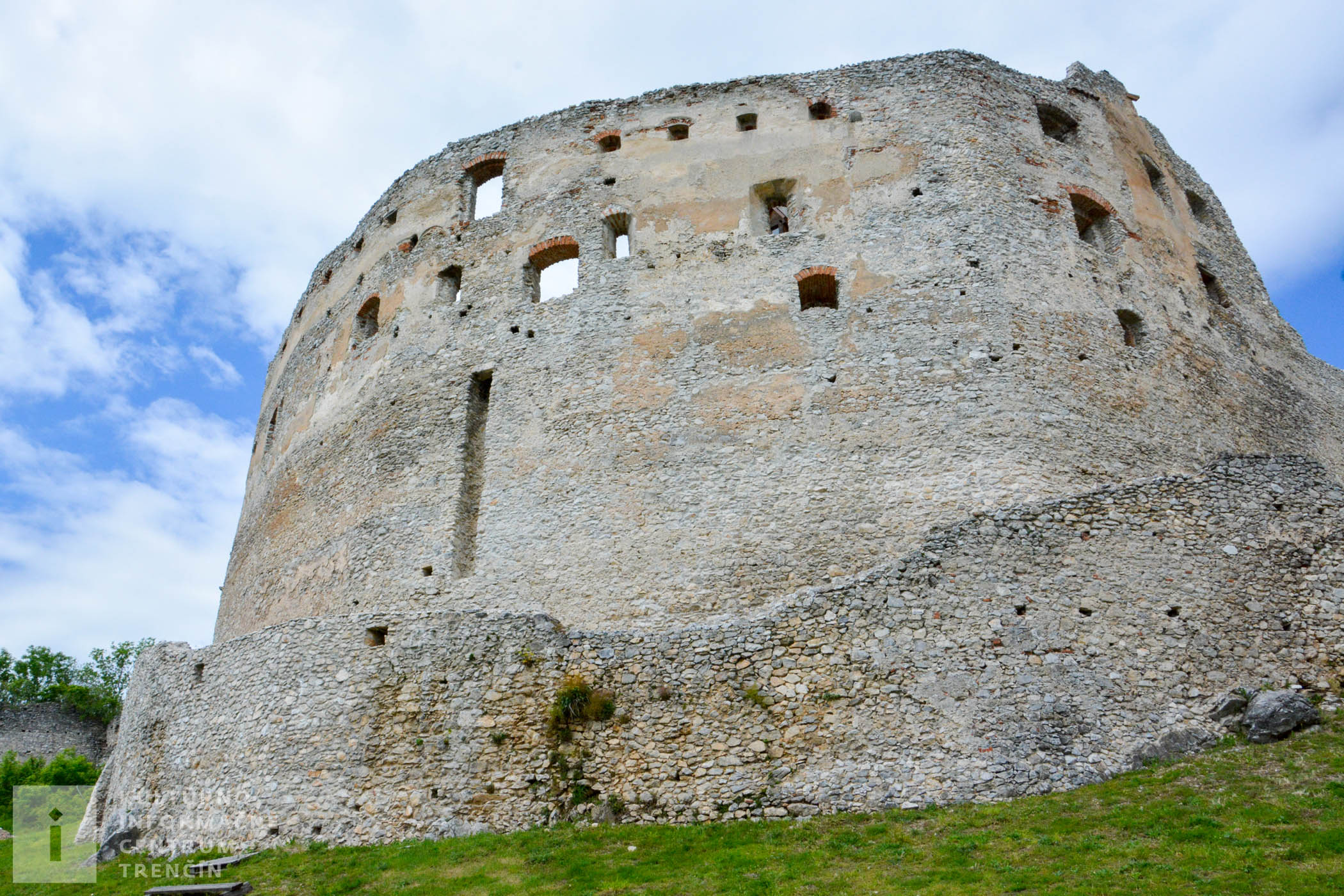 Topoľčiansky hrad spolu s hradmi Uhrovec a Oponice patrili medzi považské strážne hrady.