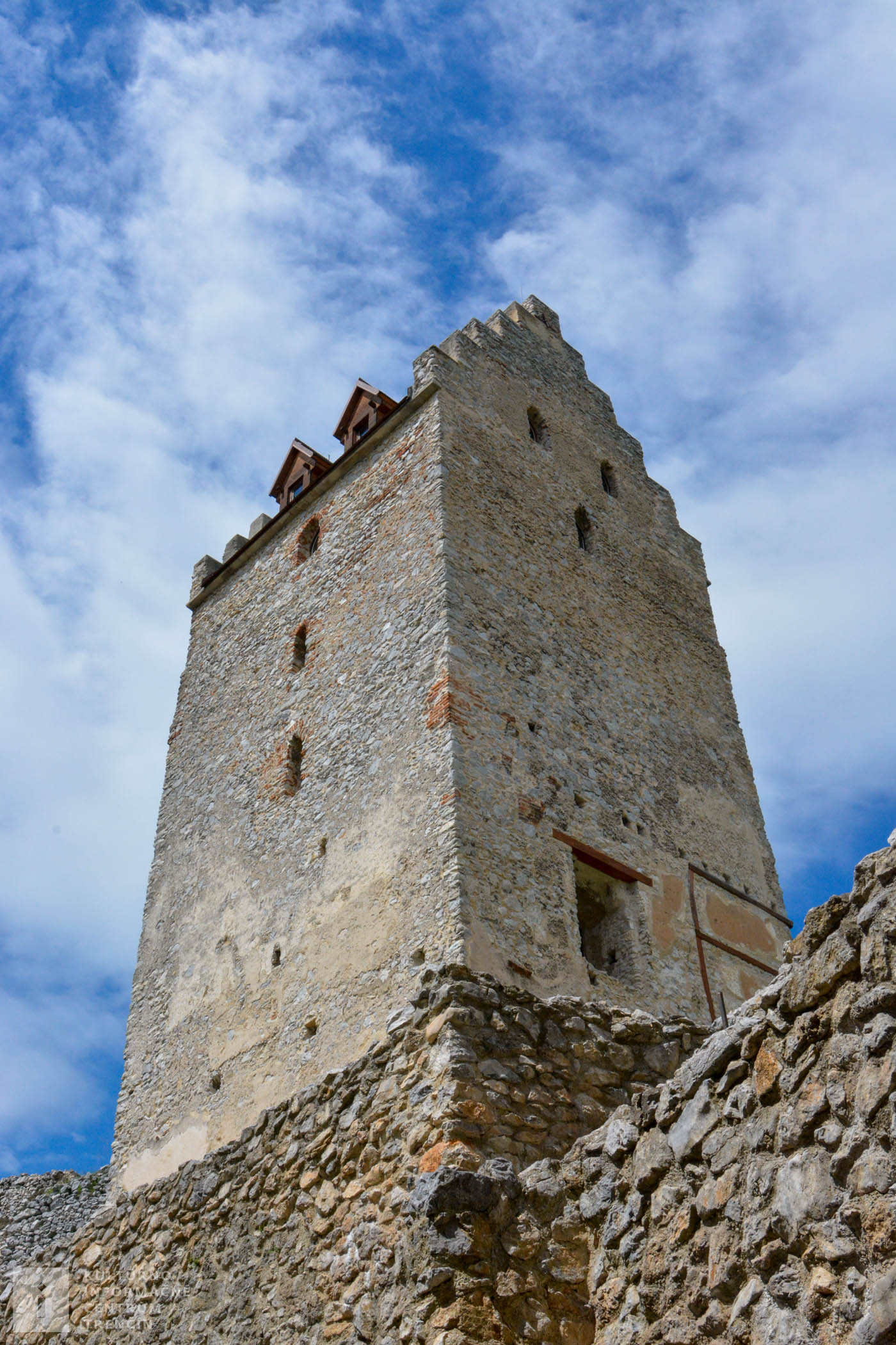 V hranolovej veži Topoľčianskeho hradu je možnosť vidieť expozíciu k dejinám hradu.